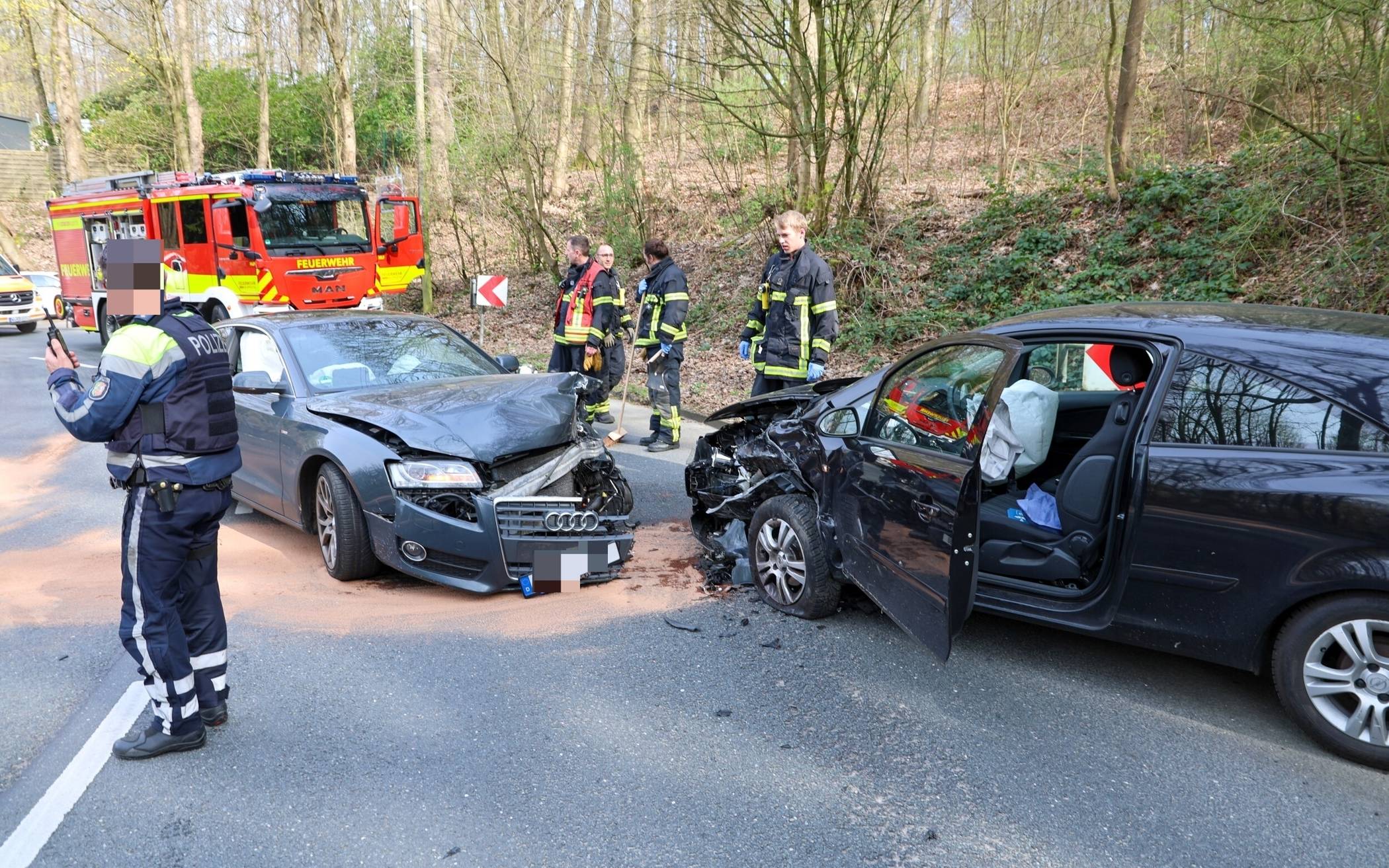 Beide Wagen mussten abgeschleppt werden.