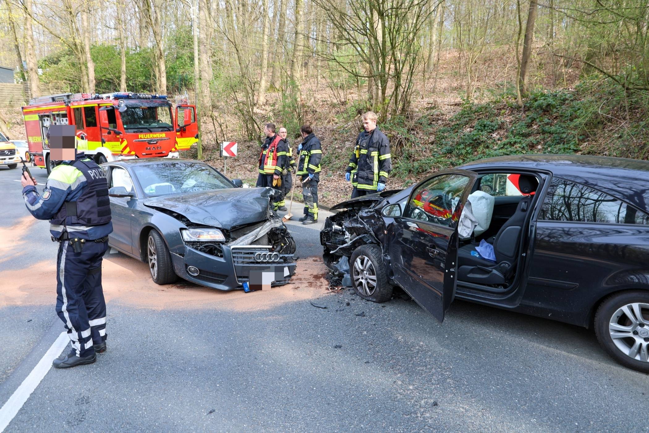  Beide Wagen mussten abgeschleppt werden. 