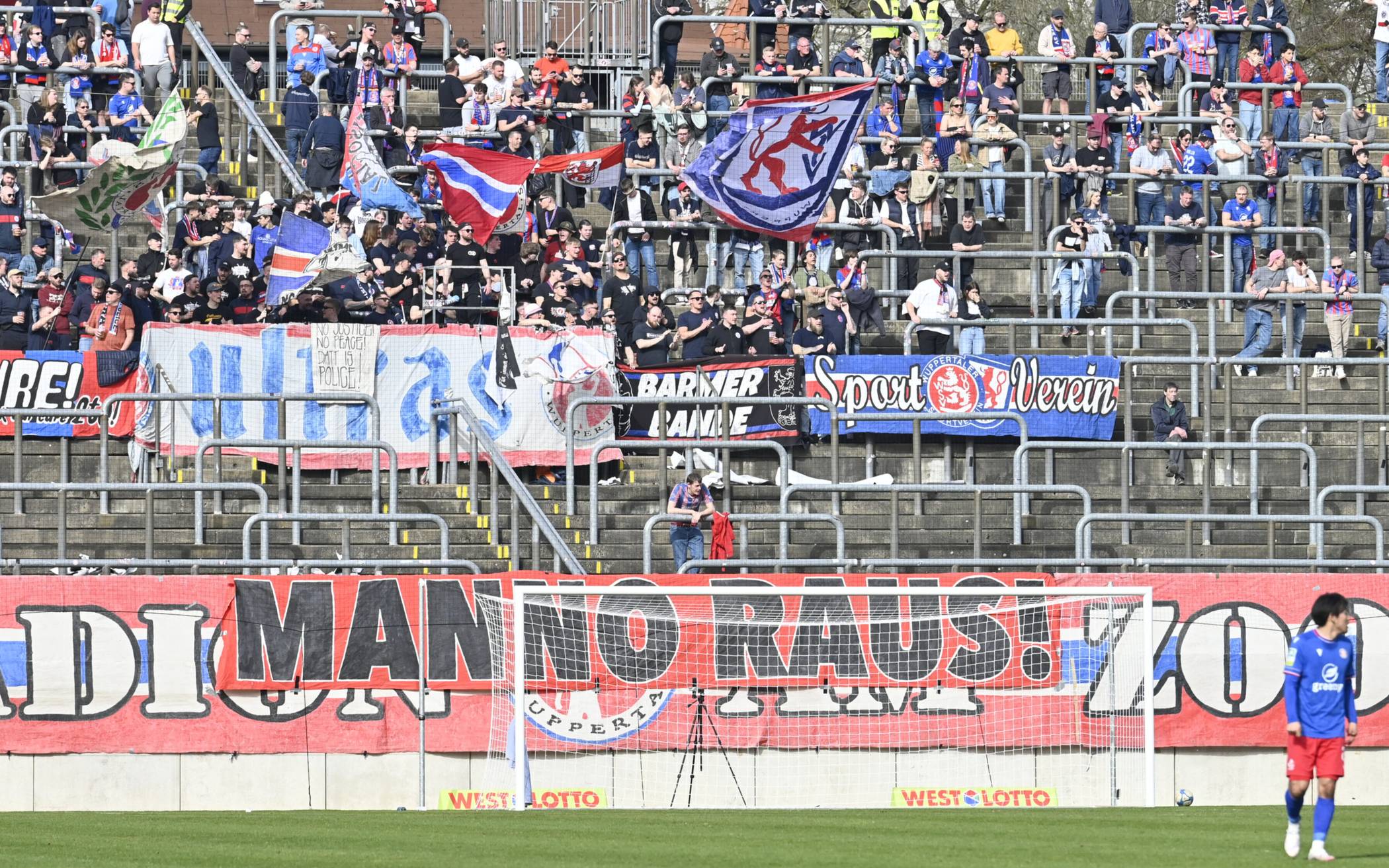 Banner gegen den ehemaligen Sportchef Gaetano