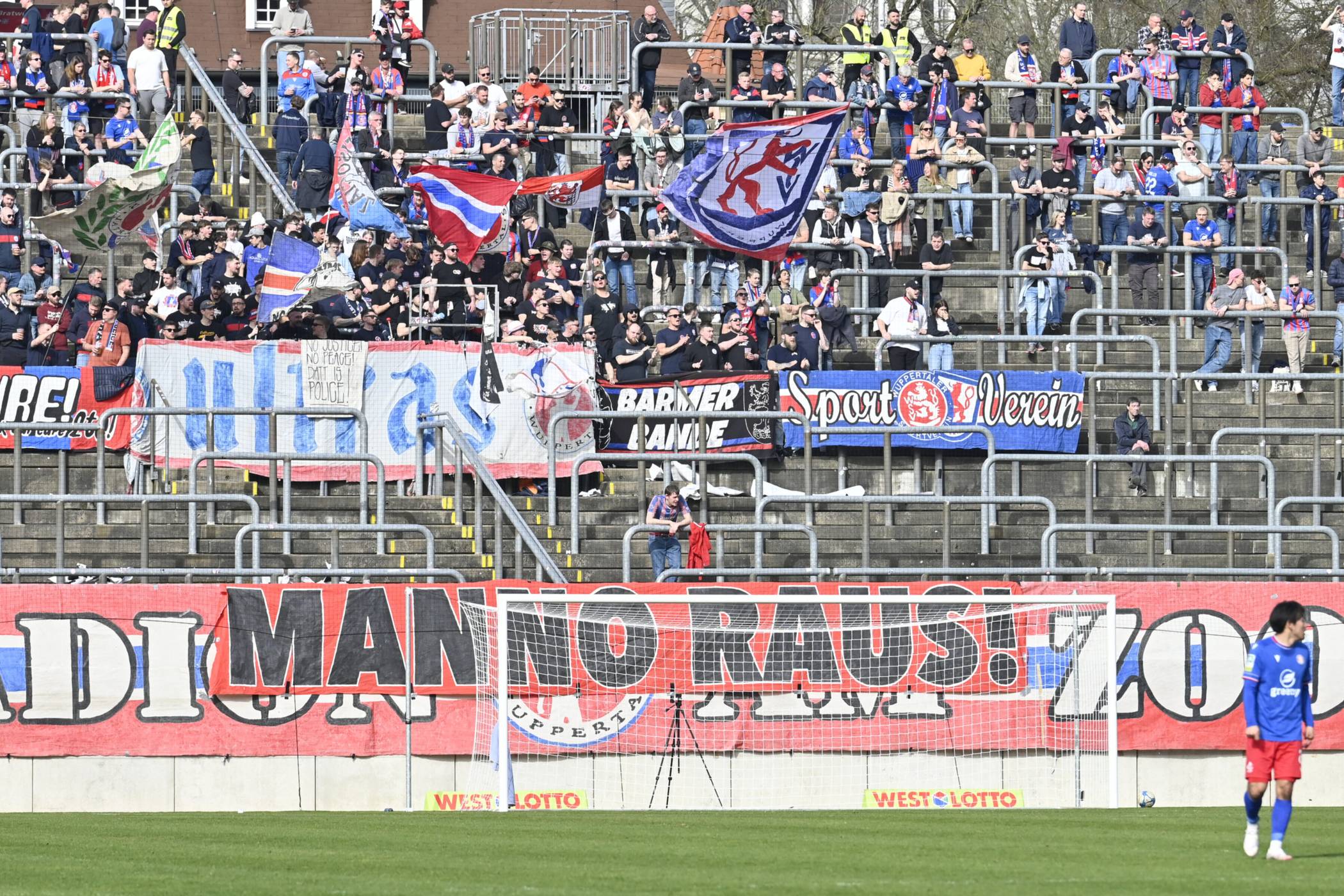 Banner gegen den ehemaligen Sportchef Gaetano Manno.