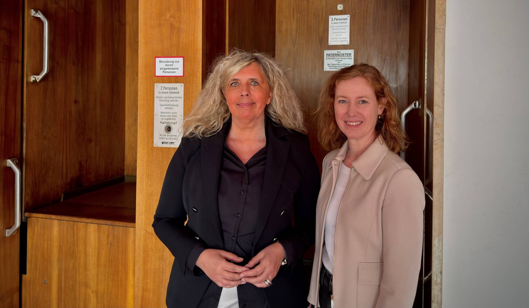 Die neue Dienststellenleiterin Dr. Tanja Schröter (li.) und Finanzpräsidentin Dr. Katrin Kirchner.