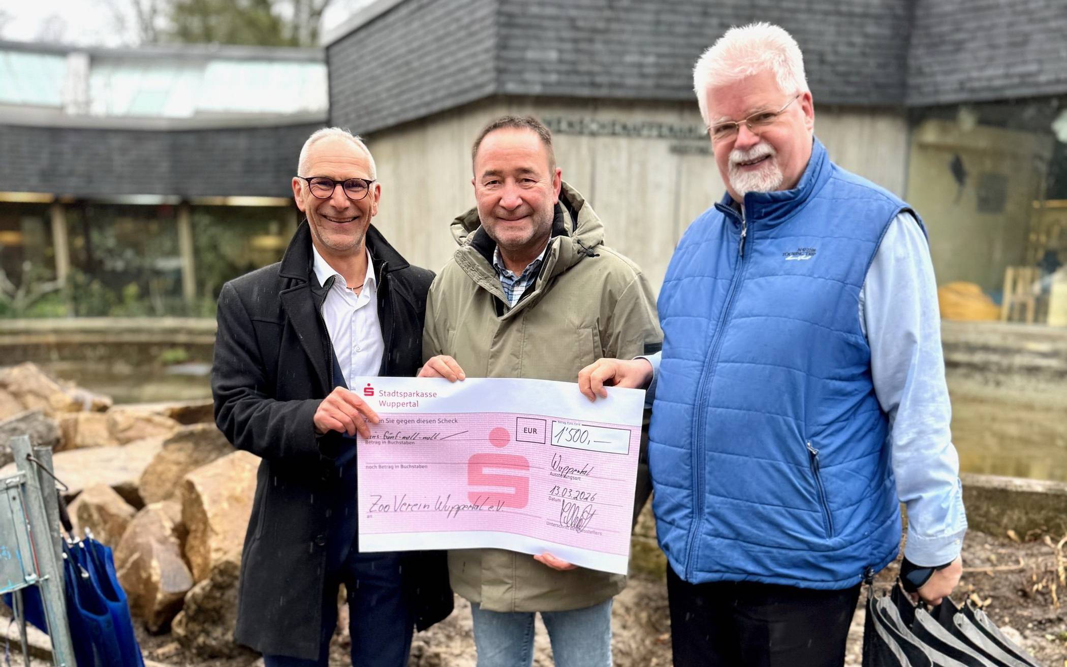 Firmeninhaber Oliver Kollwitz (mitte) traf sich mit Zoodirektor Dr. Arne Lawrenz (li.) und Bruno Hensel (1. Vorsitzender des Zoo-Vereins) vor dem Menschenaffenhaus zur Scheckübergabe.
