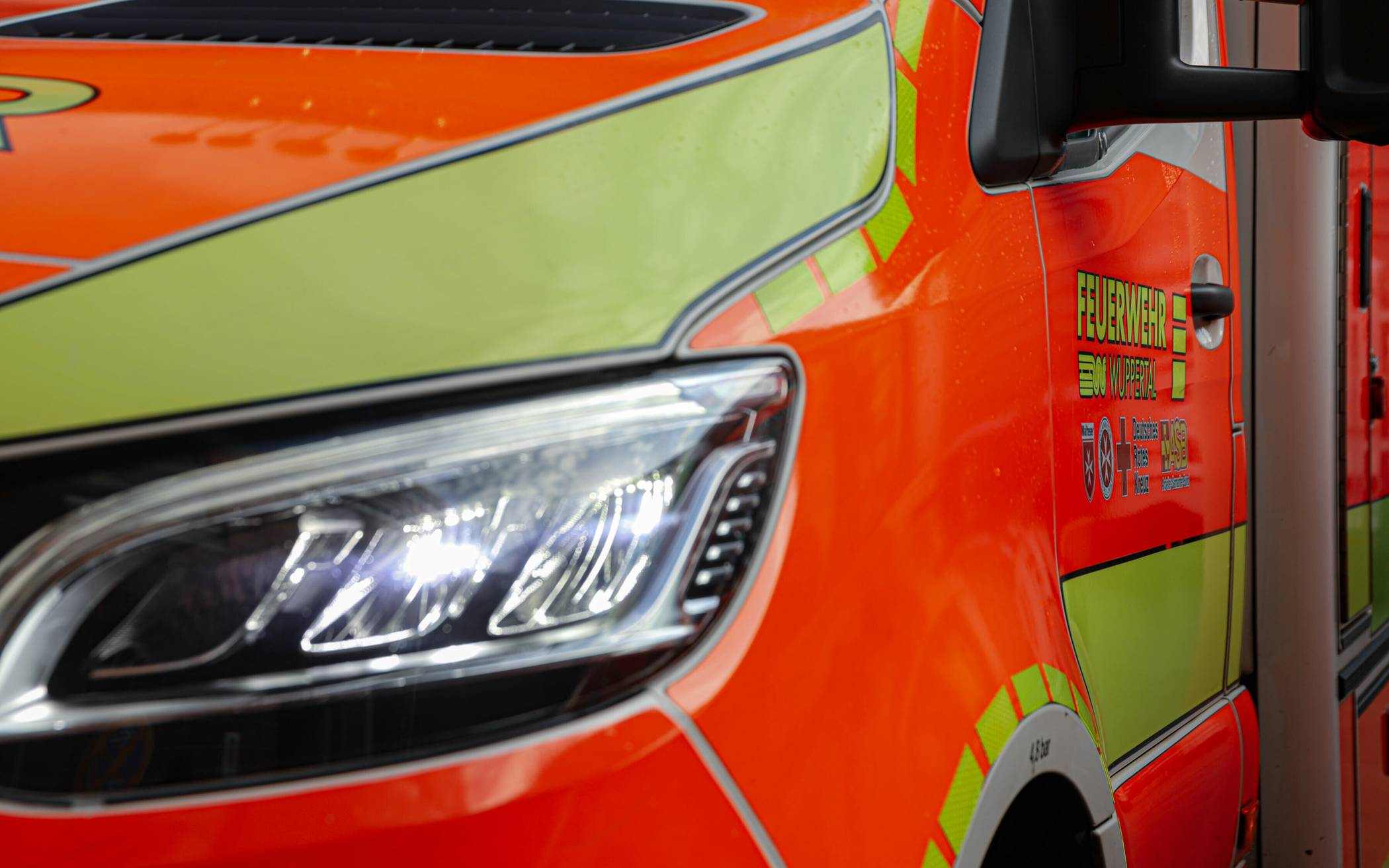 Jugendlicher auf E-Scooter kollidiert mit Absperrpfosten