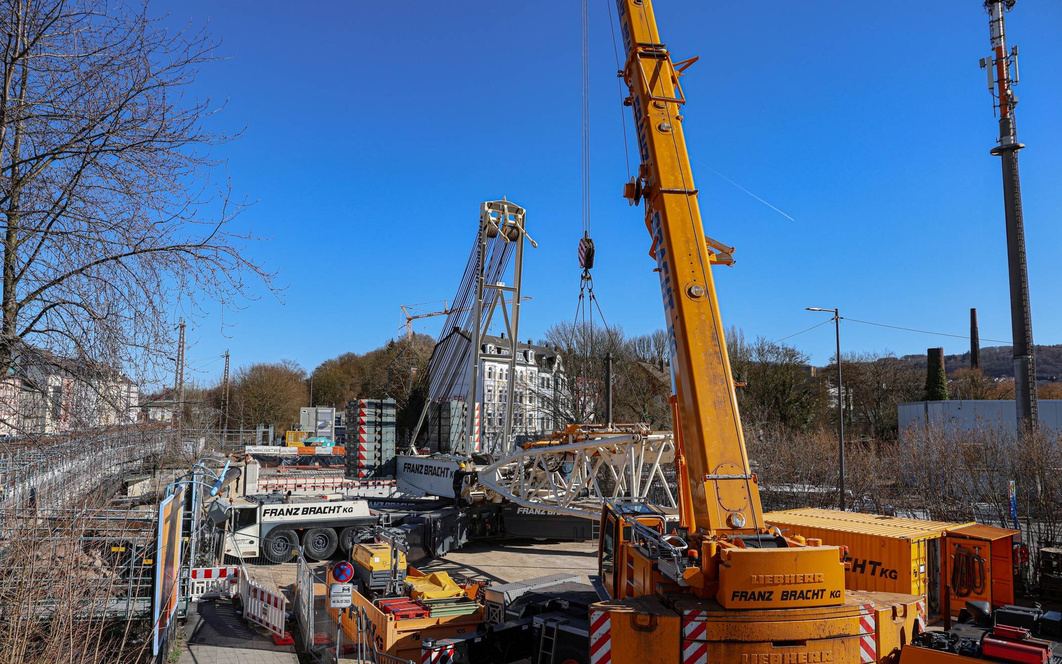 Neuer Versuch für Montage an Brücke Waldeckstraße