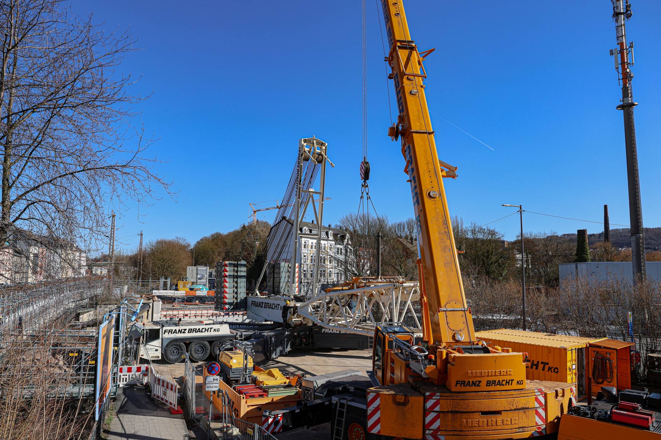  Der erste Aufbauversuch Anfang März musste abgebrochen werden. 