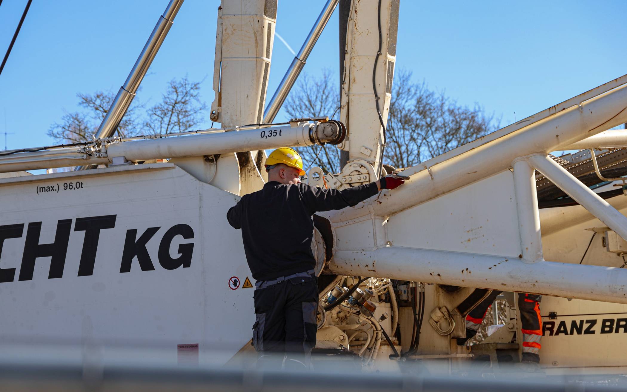 Bilder: Kran-Aufbau an der Brücke Waldeckstraße