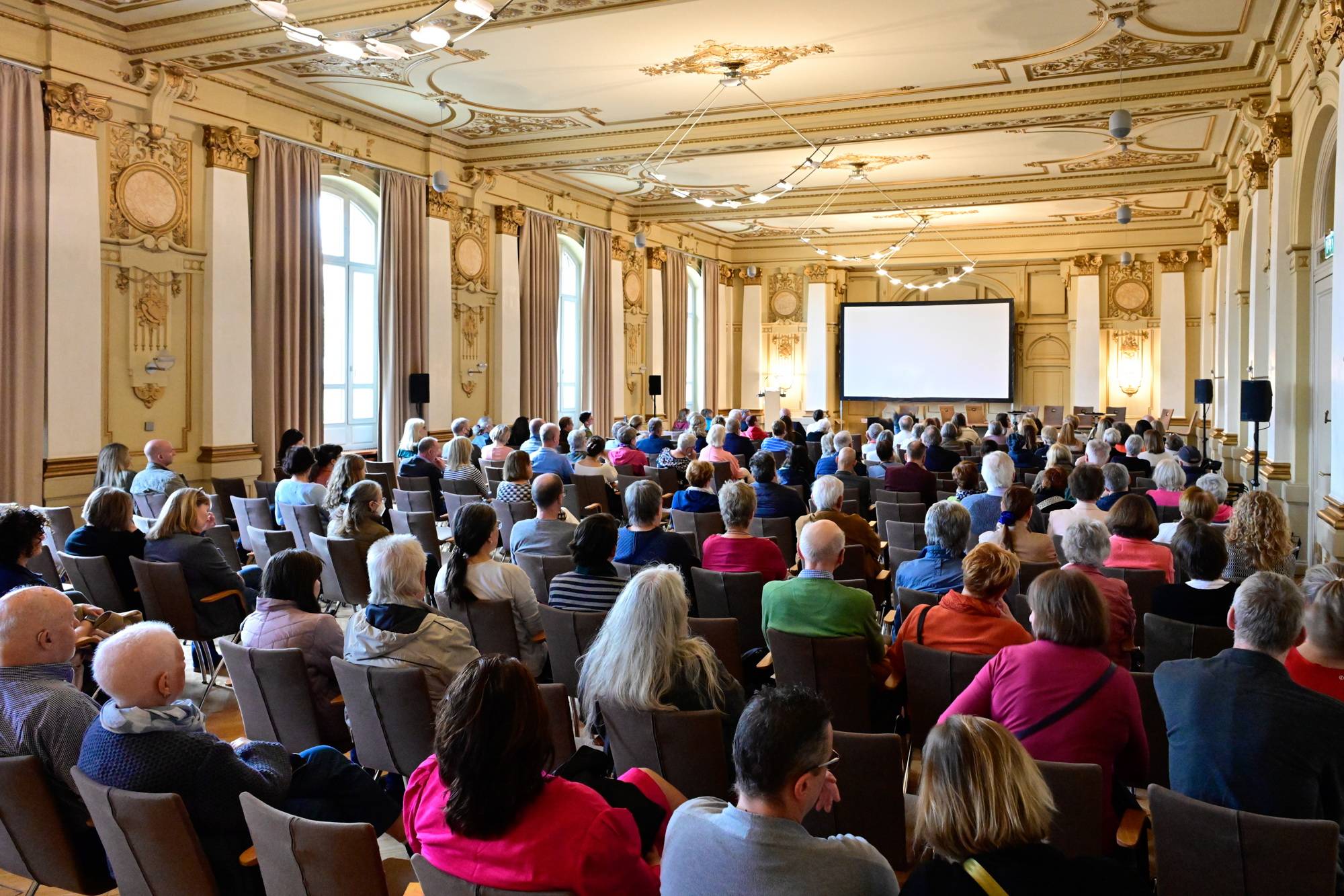 Der Offenbach-Saal der Stadthalle bietet Raum für die großen Diskussionsrunden.