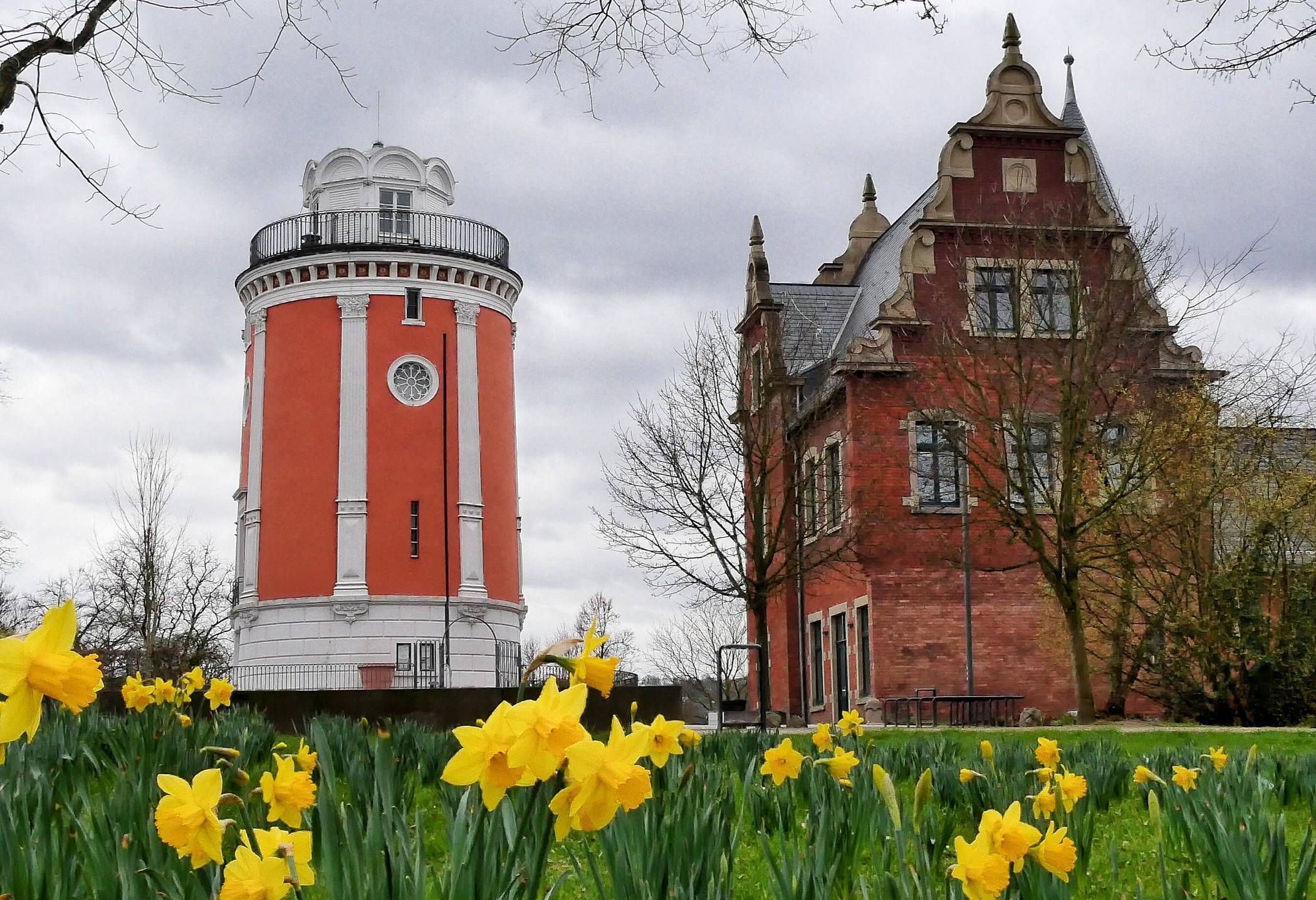 Der Elisenturm und die Villa Eller.