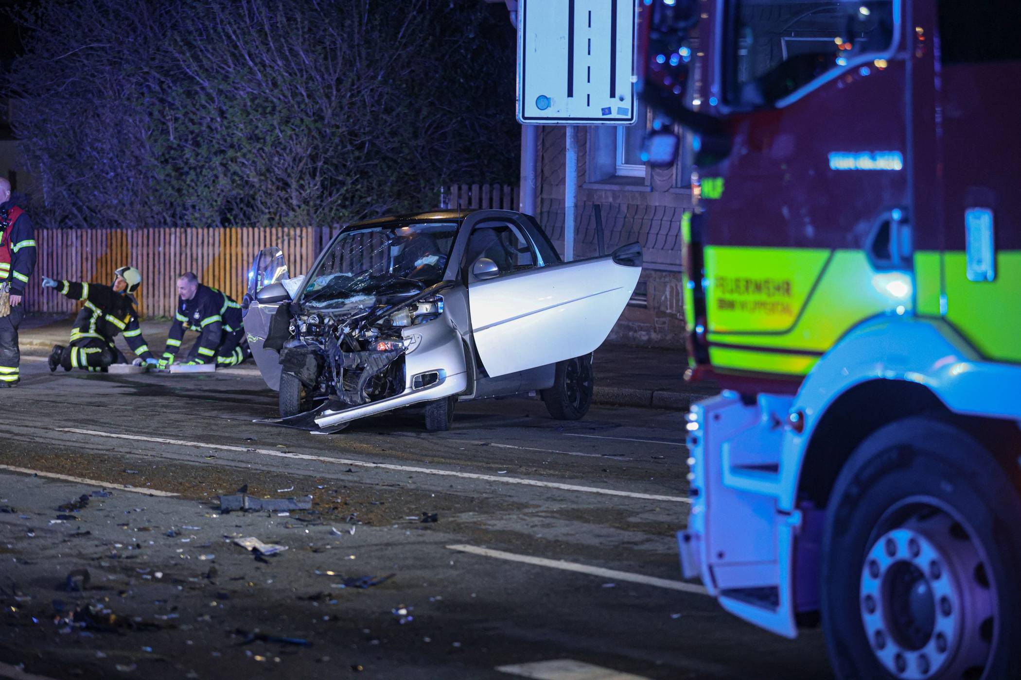 Der vom Golf GTI getroffene und schwer beschädigte Smart.