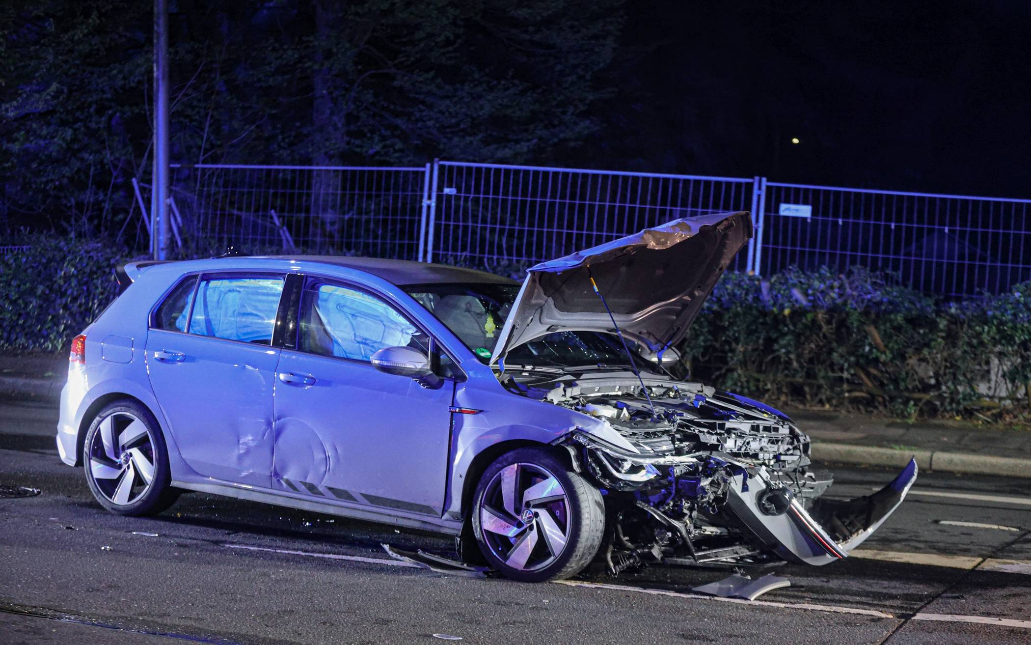 Bilder: Flucht vor der Polizei endet mit Unfall