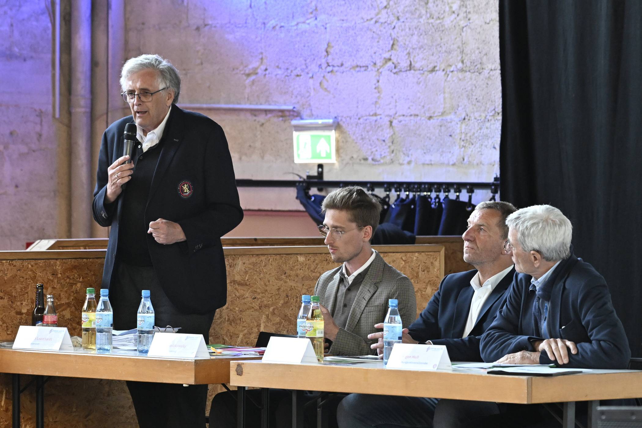 Dr. Jochen Leonhardt (li.) auf der Mitgliederversammlung 2025 in der Alten Glaserei. Marvin Klotzkowsky (2.v.li.) und Thomas Richter (3.v.li.) gehören inzwischen nicht mehr dem Vorstand an.