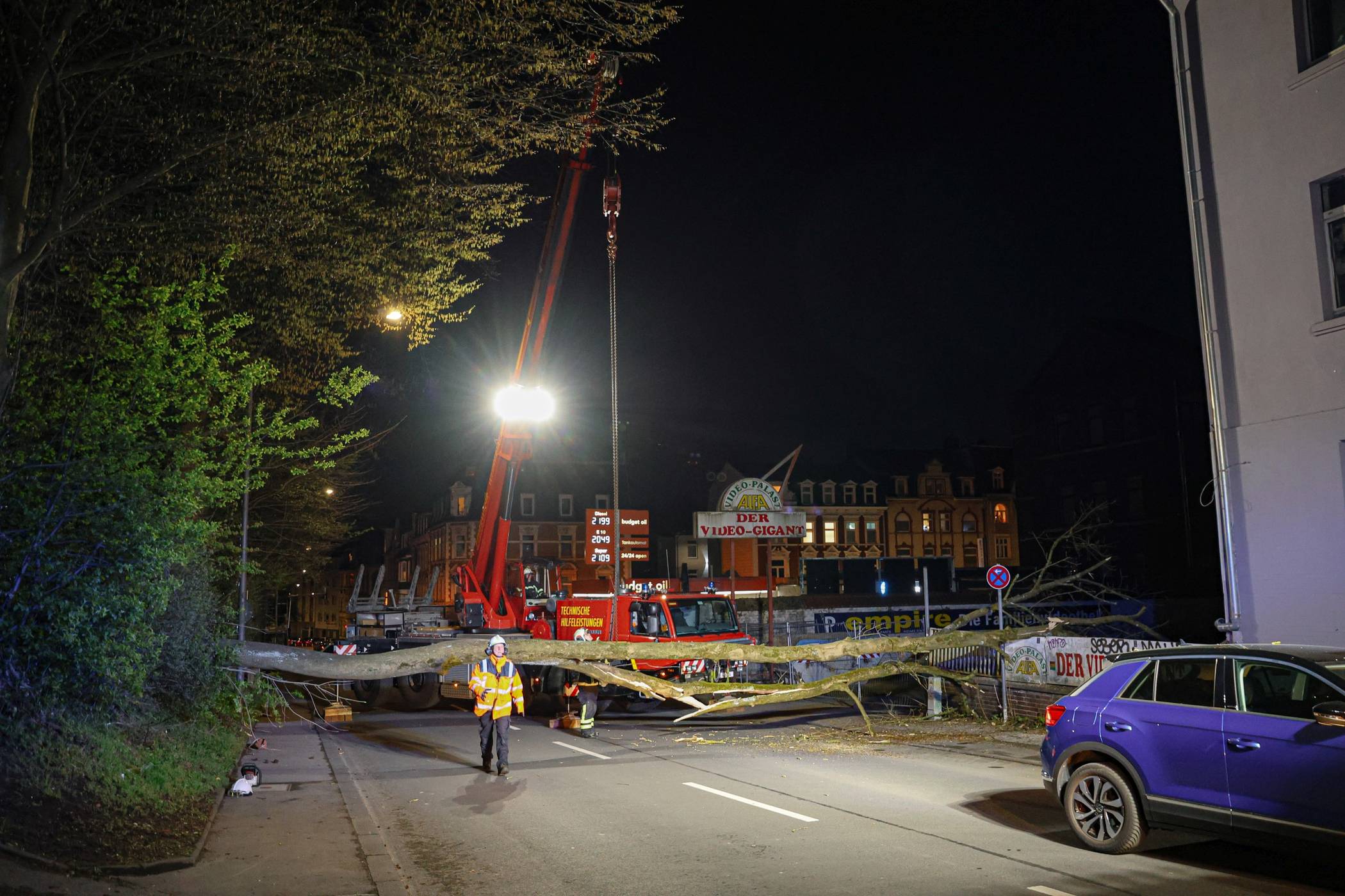  Mit dem Kran wurde der Baum entfernt. 