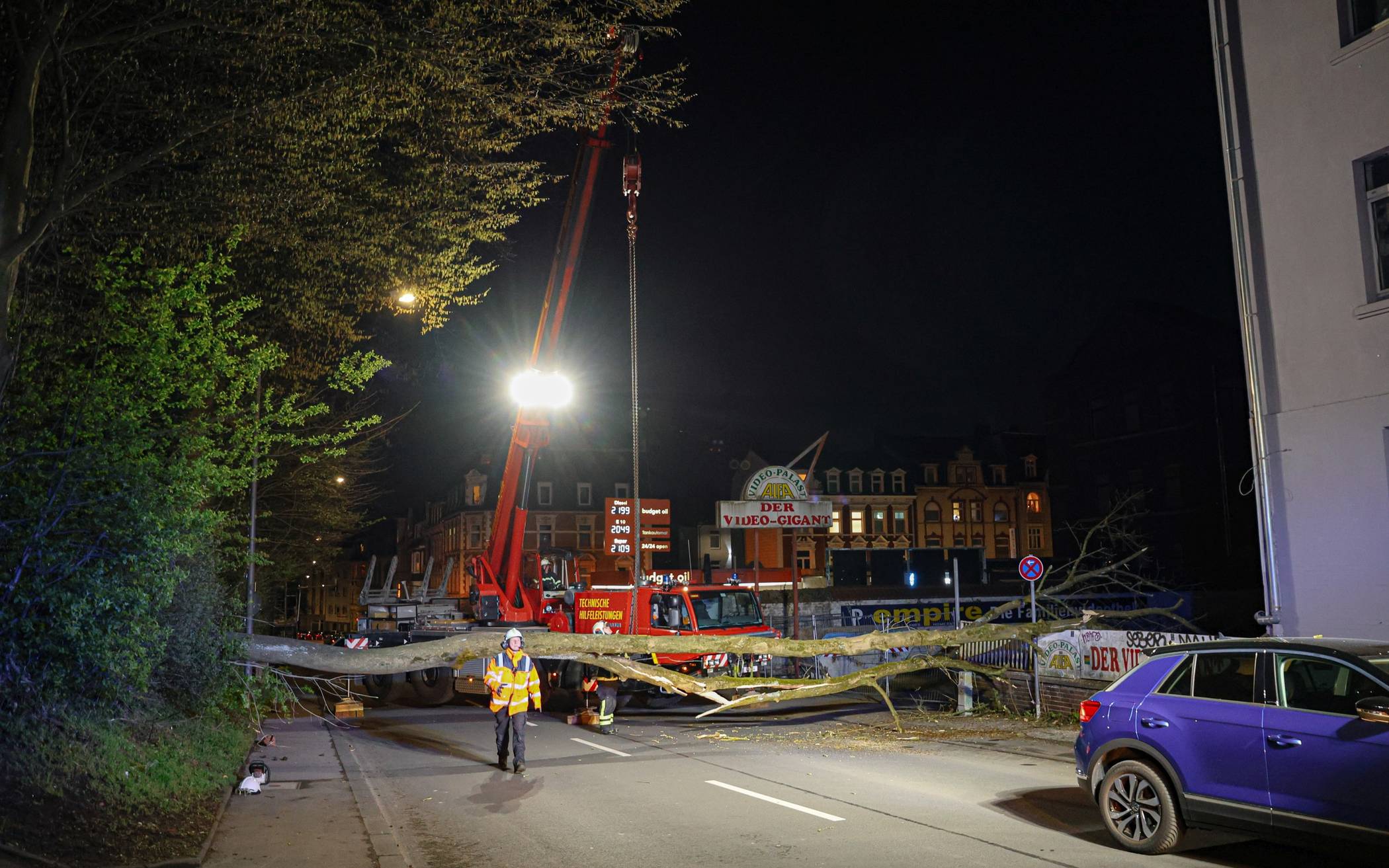Mit dem Kran wurde der Baum