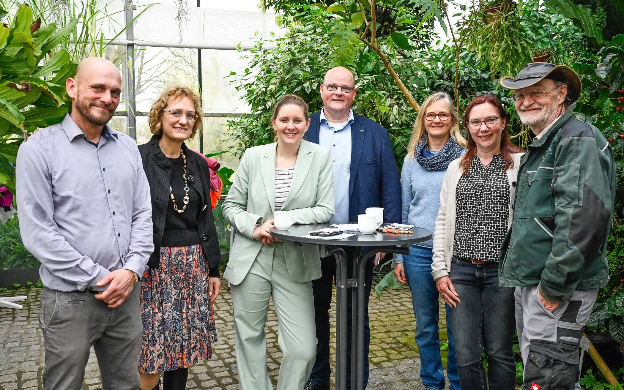 Gruppenbild mit Garten-Leiter Dr. Dennise Stefan