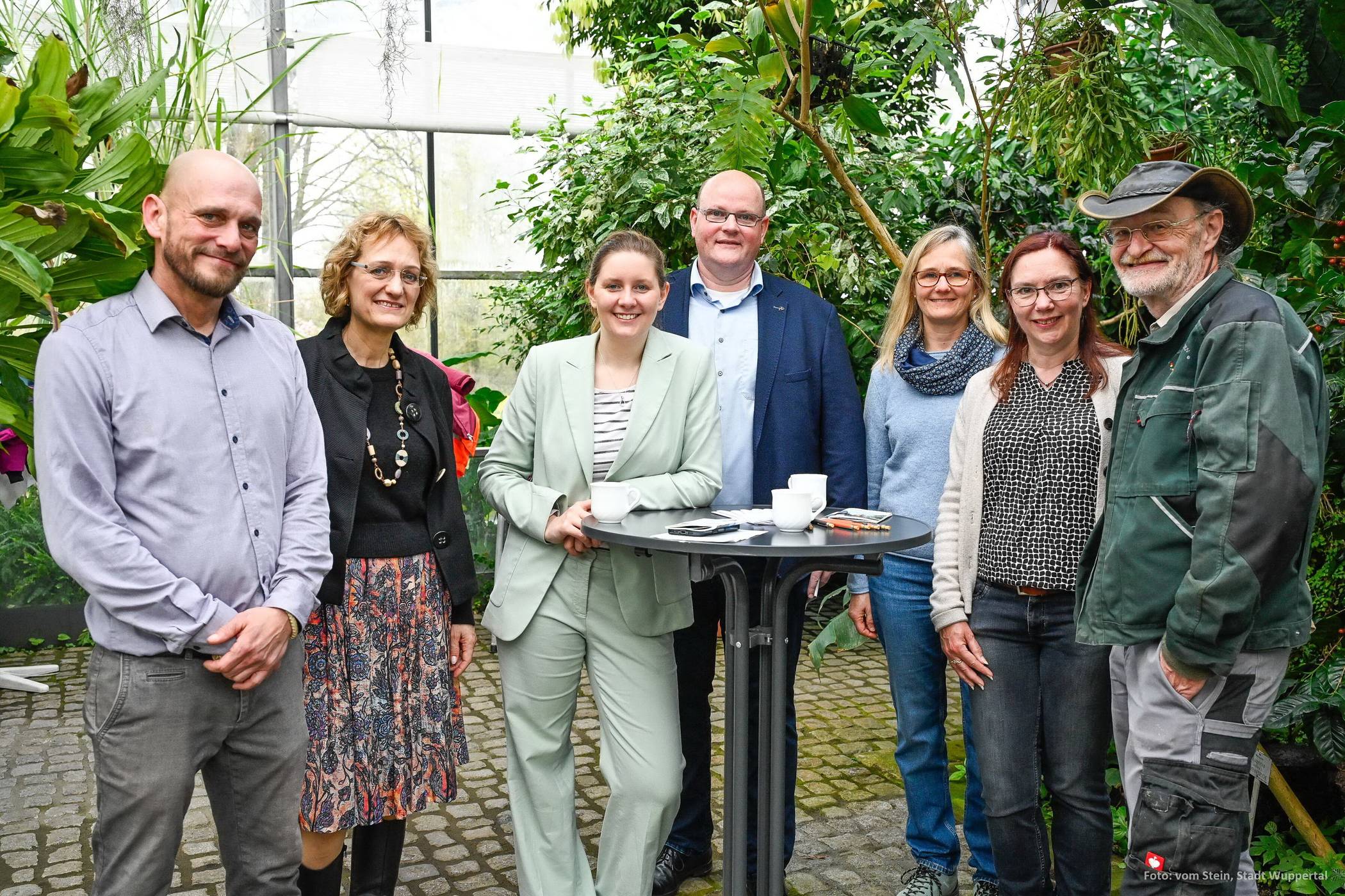 Gruppenbild mit Garten-Leiter Dr. Dennise Stefan Bauer (li.), Ressortleiterin Annette Berendes (2.v.li.) und OB Miriam Scherff (3.v.li.).