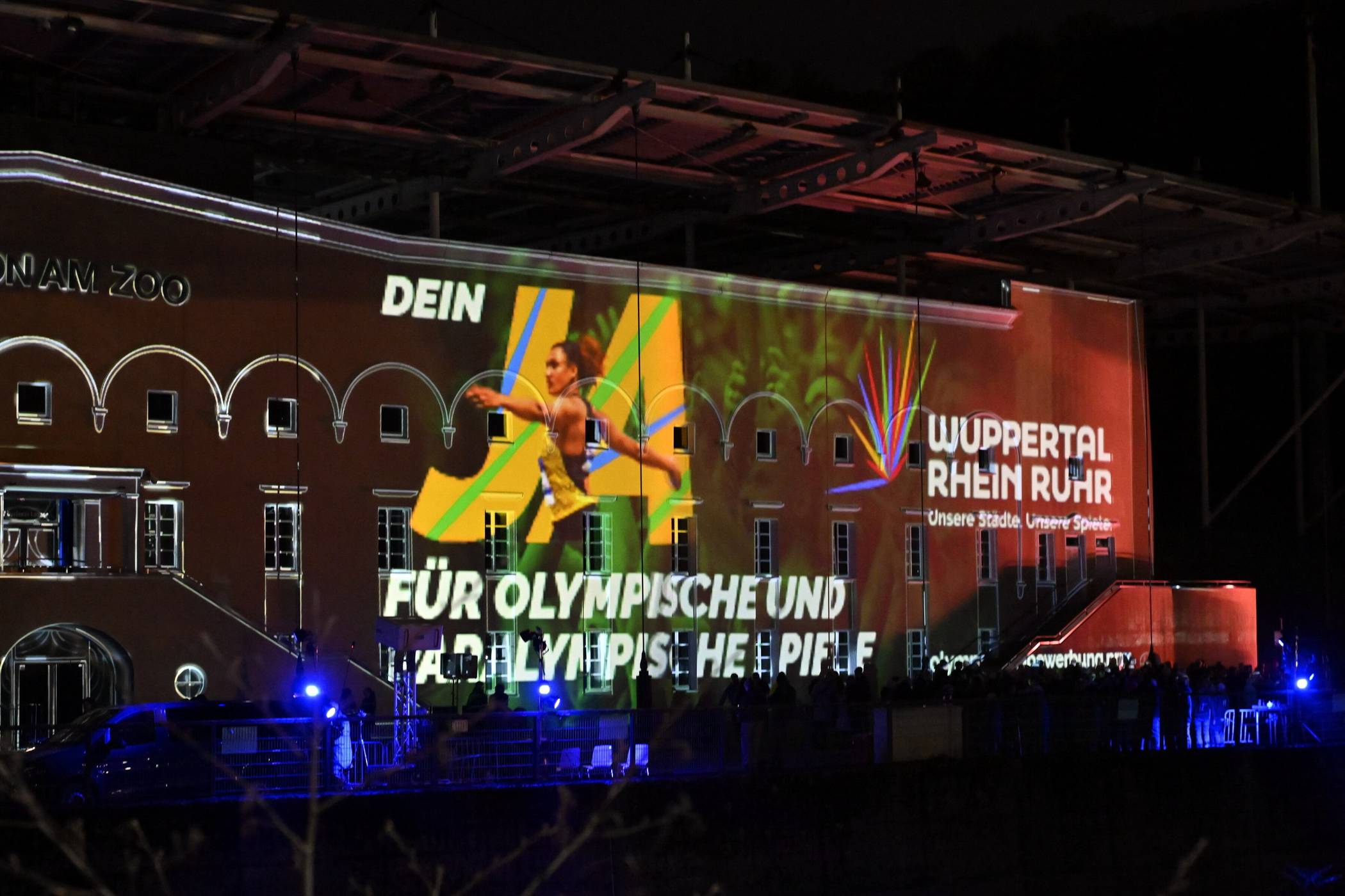 Die beleuchtete Haupttribüne.