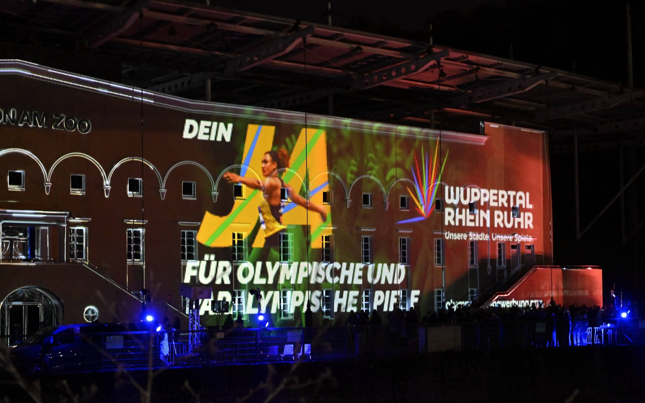 Die beleuchtete Haupttribüne.