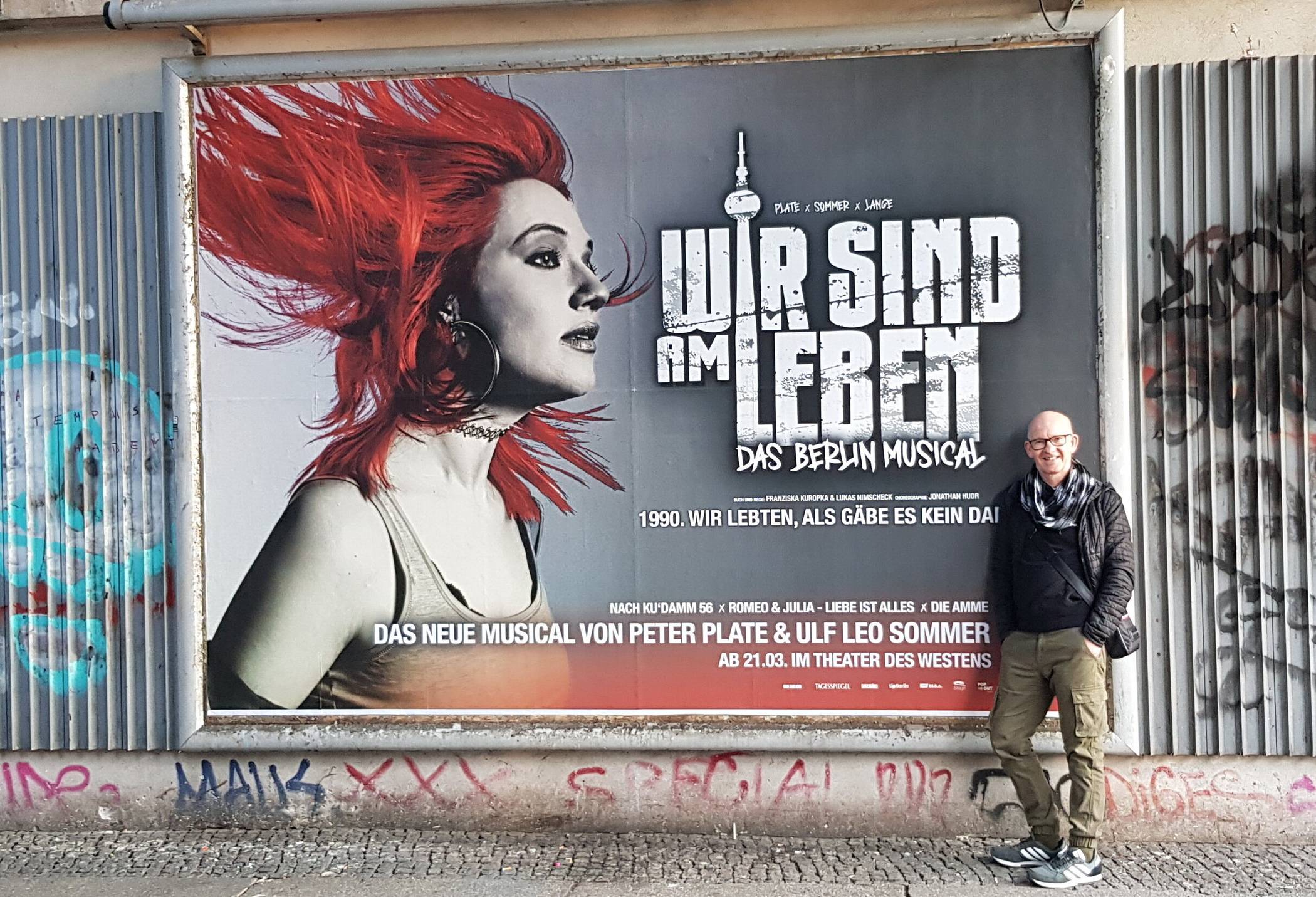  Peter Bergener vor dem Plakat. 