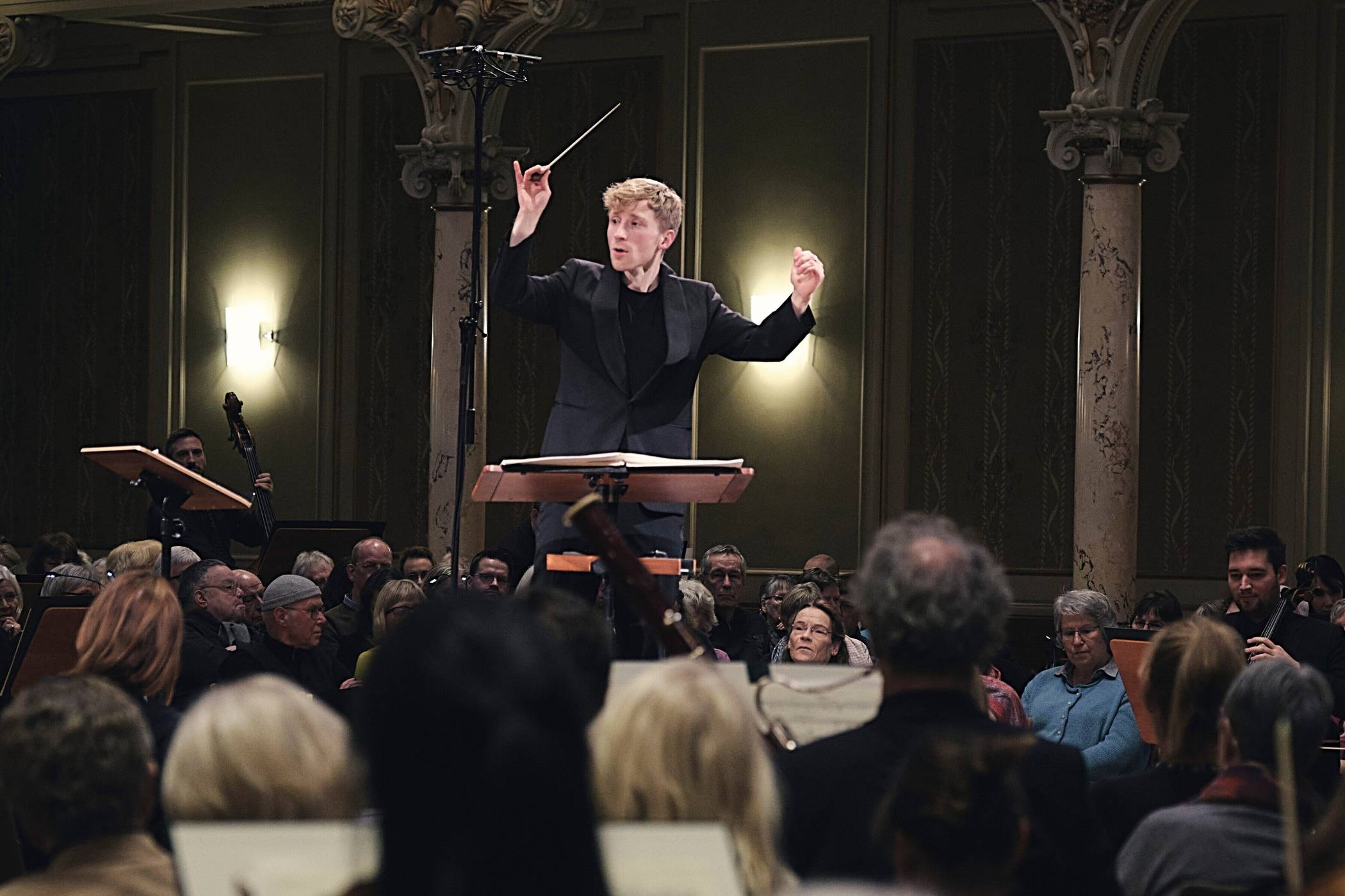 Generalmusikdirektor Patrick Hahn mittendrin bei „Sinfonieorchester hautnah“.