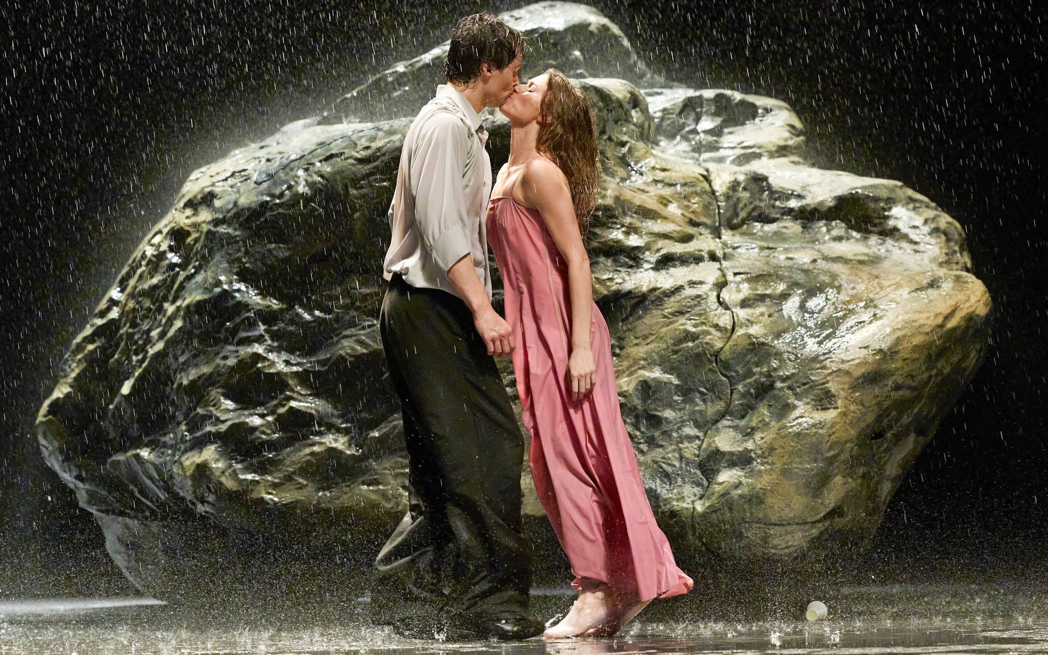 Ein großer Stein, viel Regen und ein bisschen Liebe: Edd Arnold und Emily Castelli.  