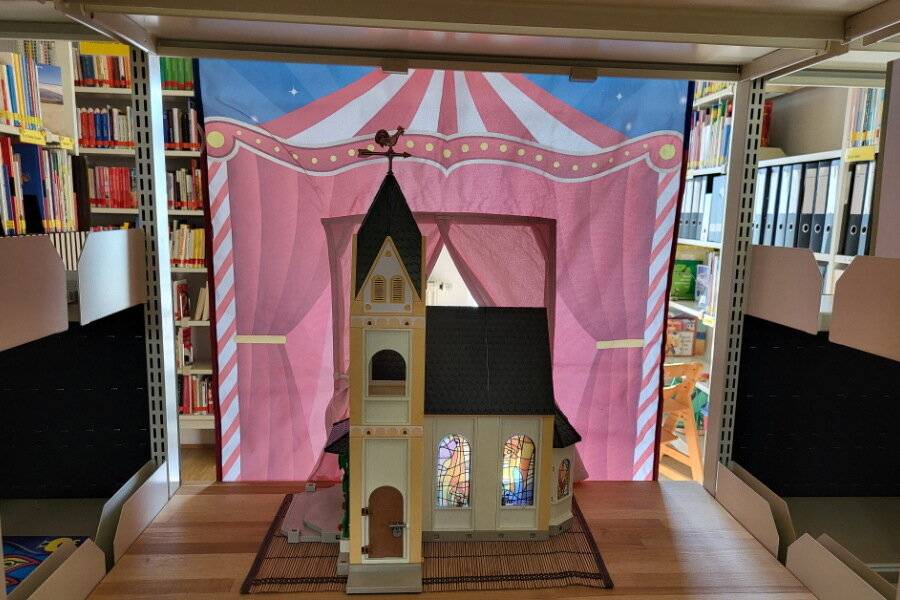 Eine Kirche als Puppenstube - auch das gibt es in der Mediothek.