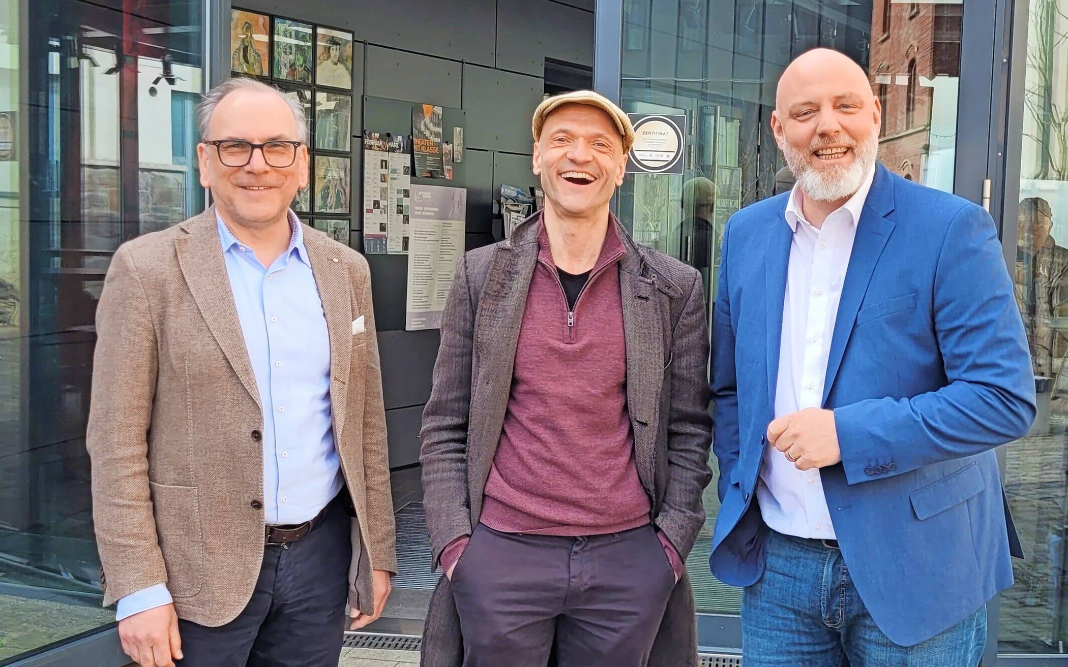 Dreifach gute Laune: Andreas Mucke, Thomas Braus und Ralf Budde (v.li.) vor dem Theater am Engelsgarten.   