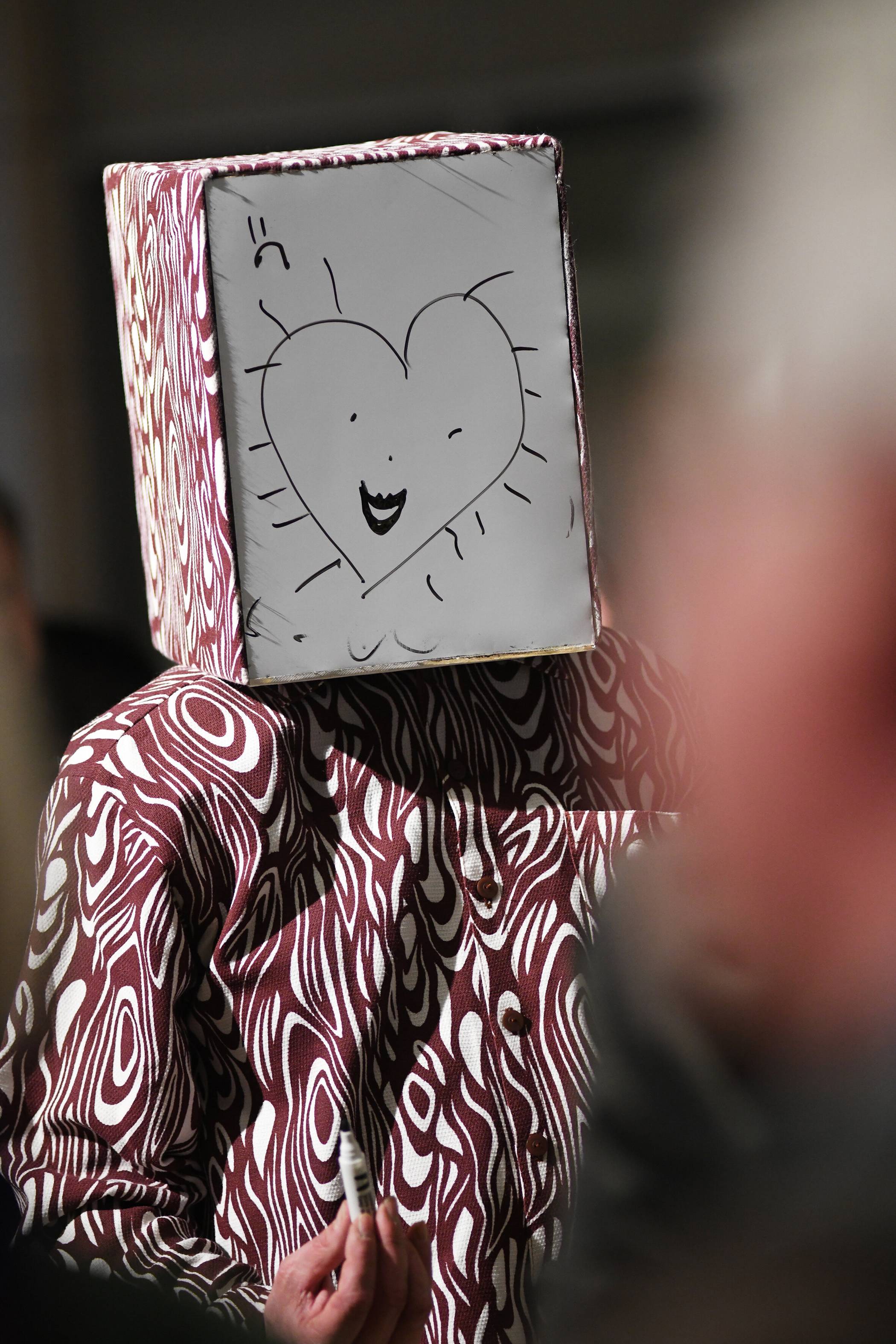  Performance von Guda Koster und Frans van Tartwijk am Eröffnungsabend: Eine „lebende Skulptur“ zum Mitgestalten. 