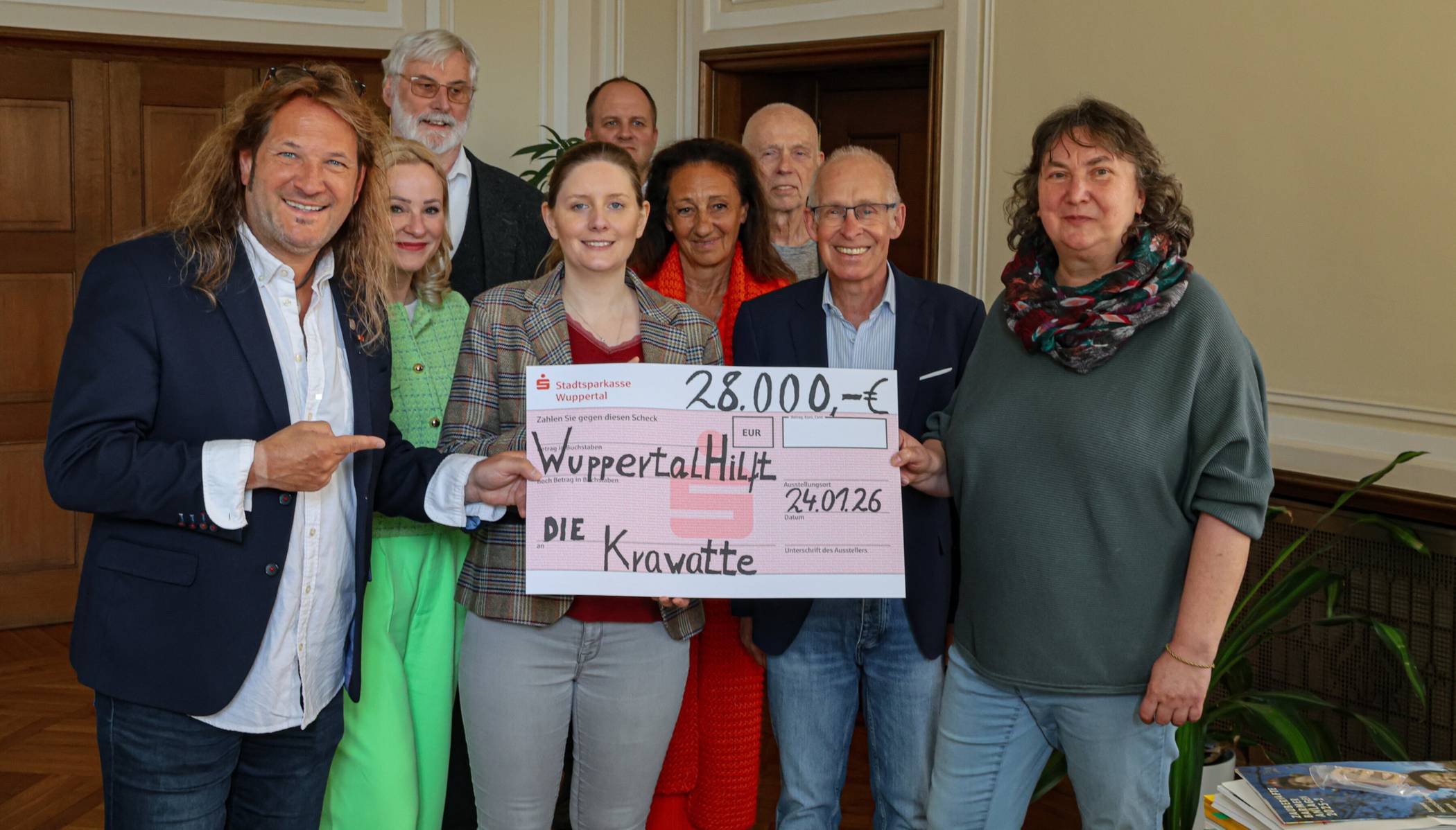 Initiator Stefan Mageney (li.) freute sich mit den Beteiligten über die große Summe.