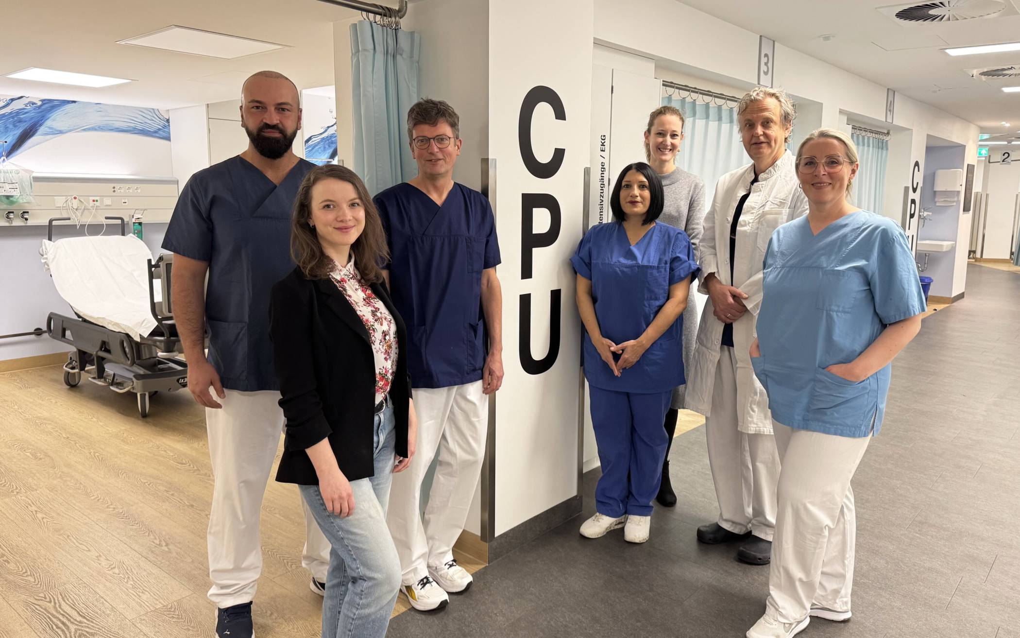  Von li: Erol Özen (Ärztlicher Leiter der Zentralen Notaufnahme), Katharina Langer (Mitarbeiterin des Prozess-, Qualitäts- und Risikomanagements), Oberarzt Philipp Kollhosser (Leiter der Chest Pain Unit), Necmiye Kilinc (Pflegerische Leitung der Zentralen Notaufnahme), Dr. Cornelia Sack (Geschäftsführung), Dr. Roger Gerke (Leiter der Invasiven Kardiologie) und Isabella Polesny (Pflegerische Leitung Invasive Kardiologie/Angiologie). 