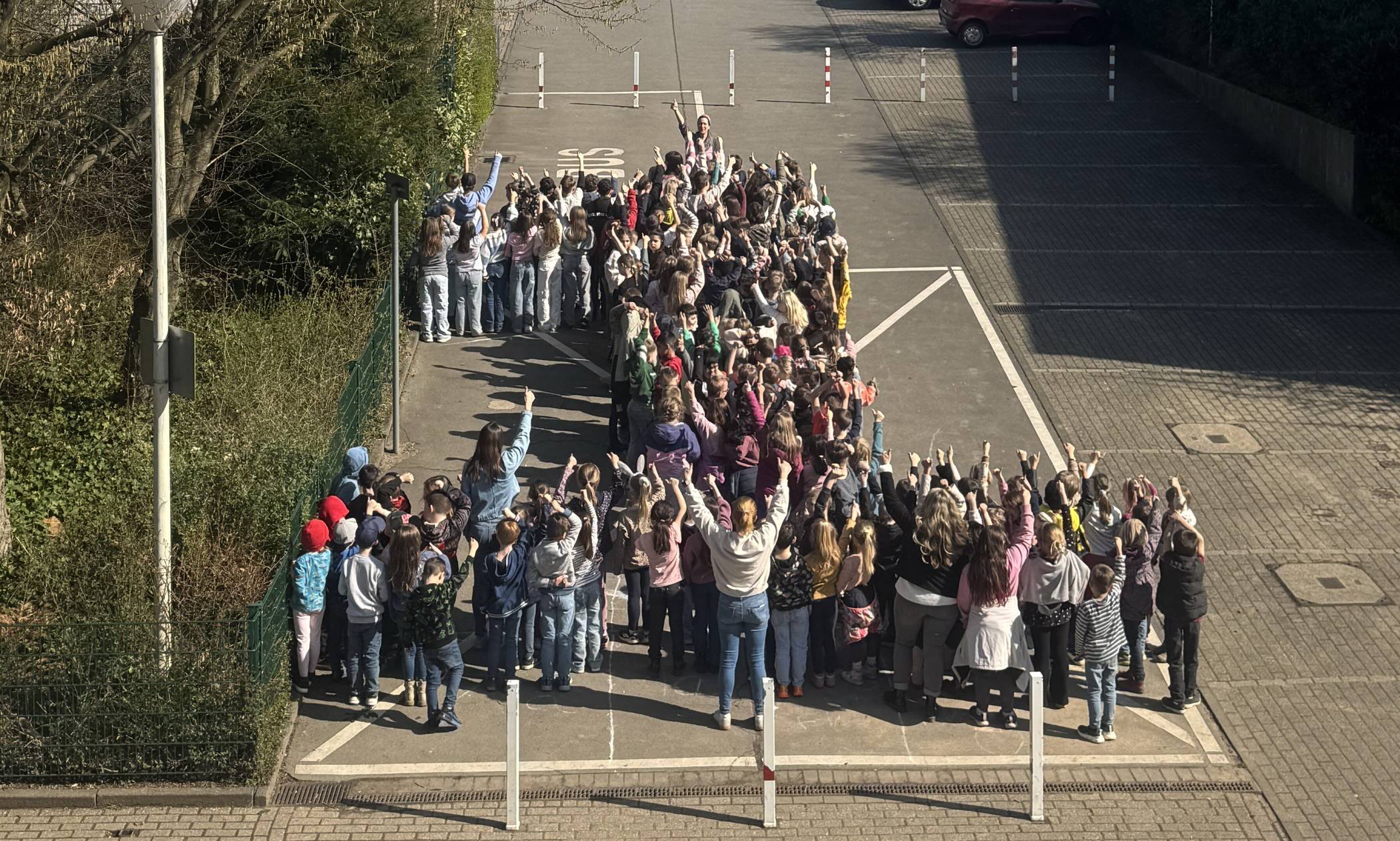  Die Ev. Grundschule Dieckerhoffstraße bildete symbolisch eine „1". 