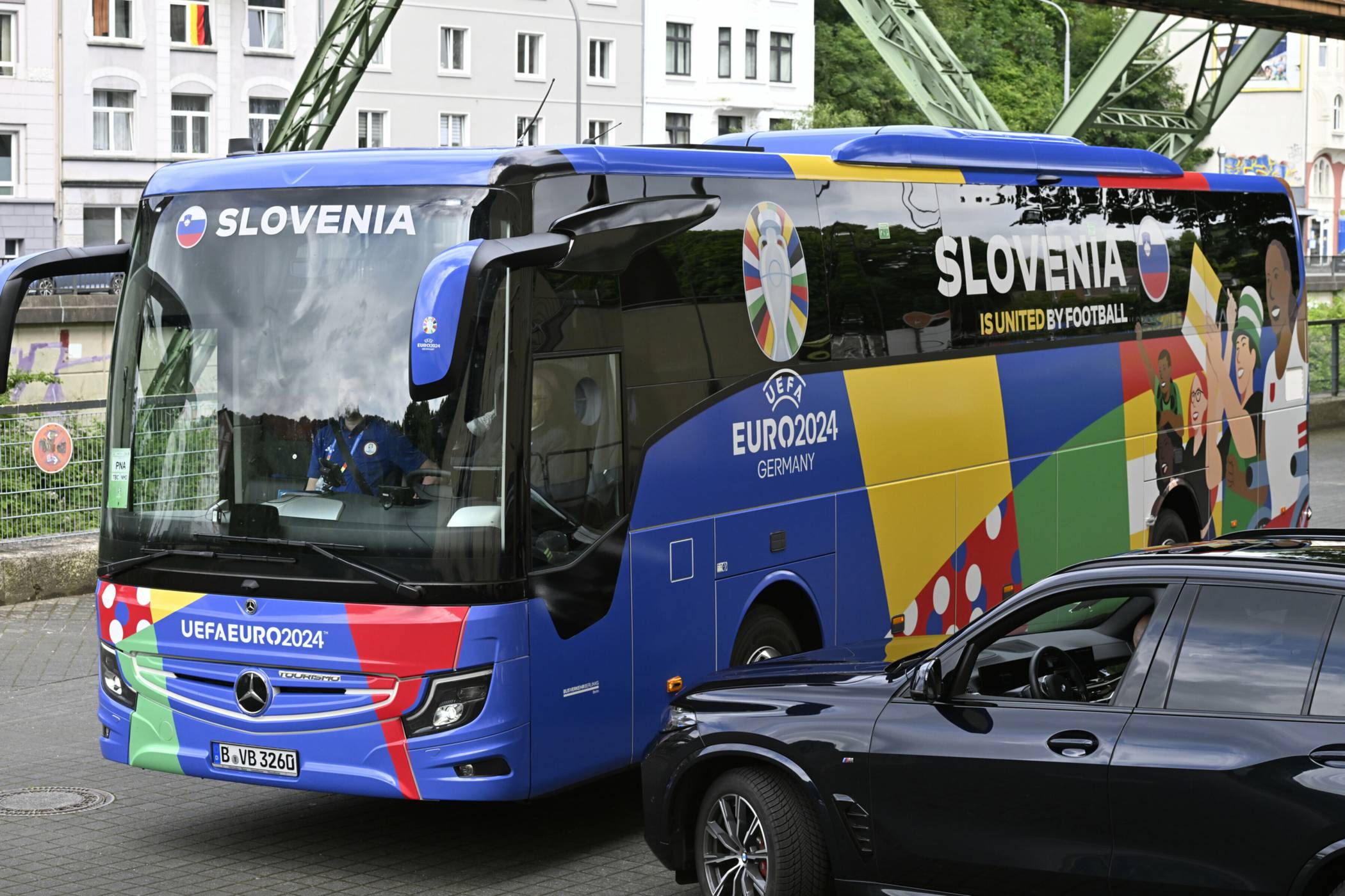 Der Mannschaftsbus der slowenischen Fußball-Nationalmannschaft während der Europameisterschaft 2024 am Zoo-Stadion.