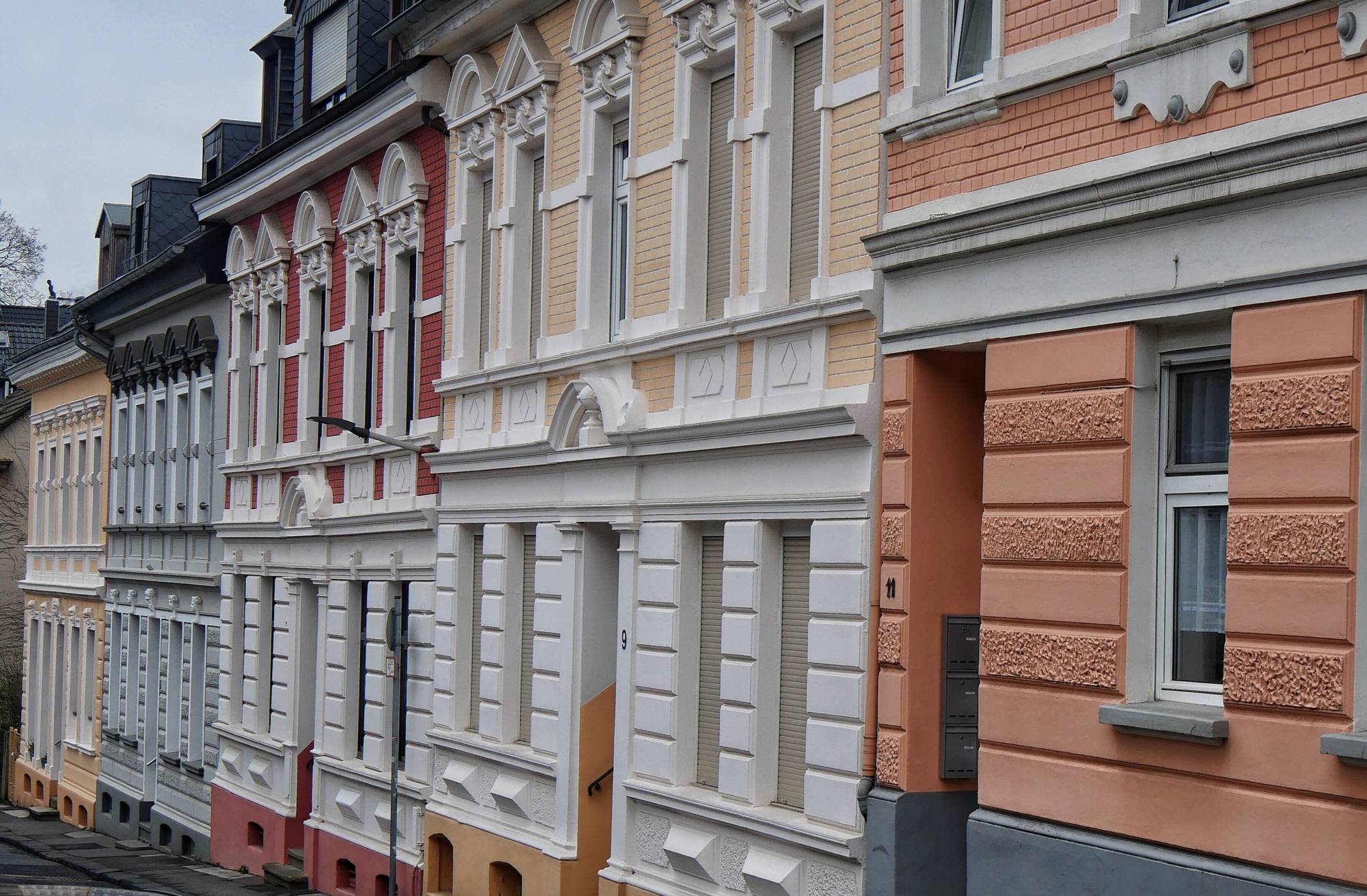  Altbauten in der Emmichstraße. 