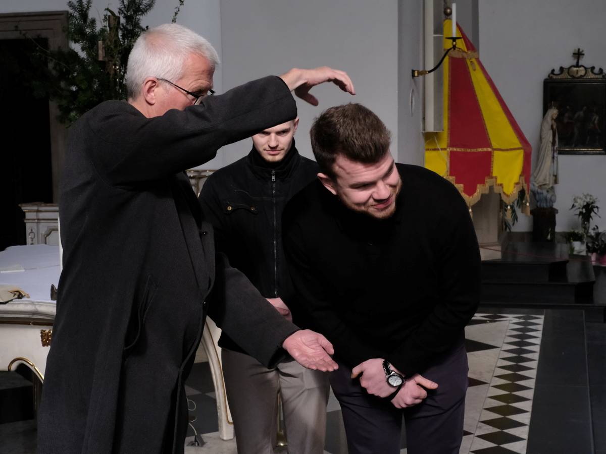 Erwachsenentaufe während der Osternachtfeier in St. Laurentius