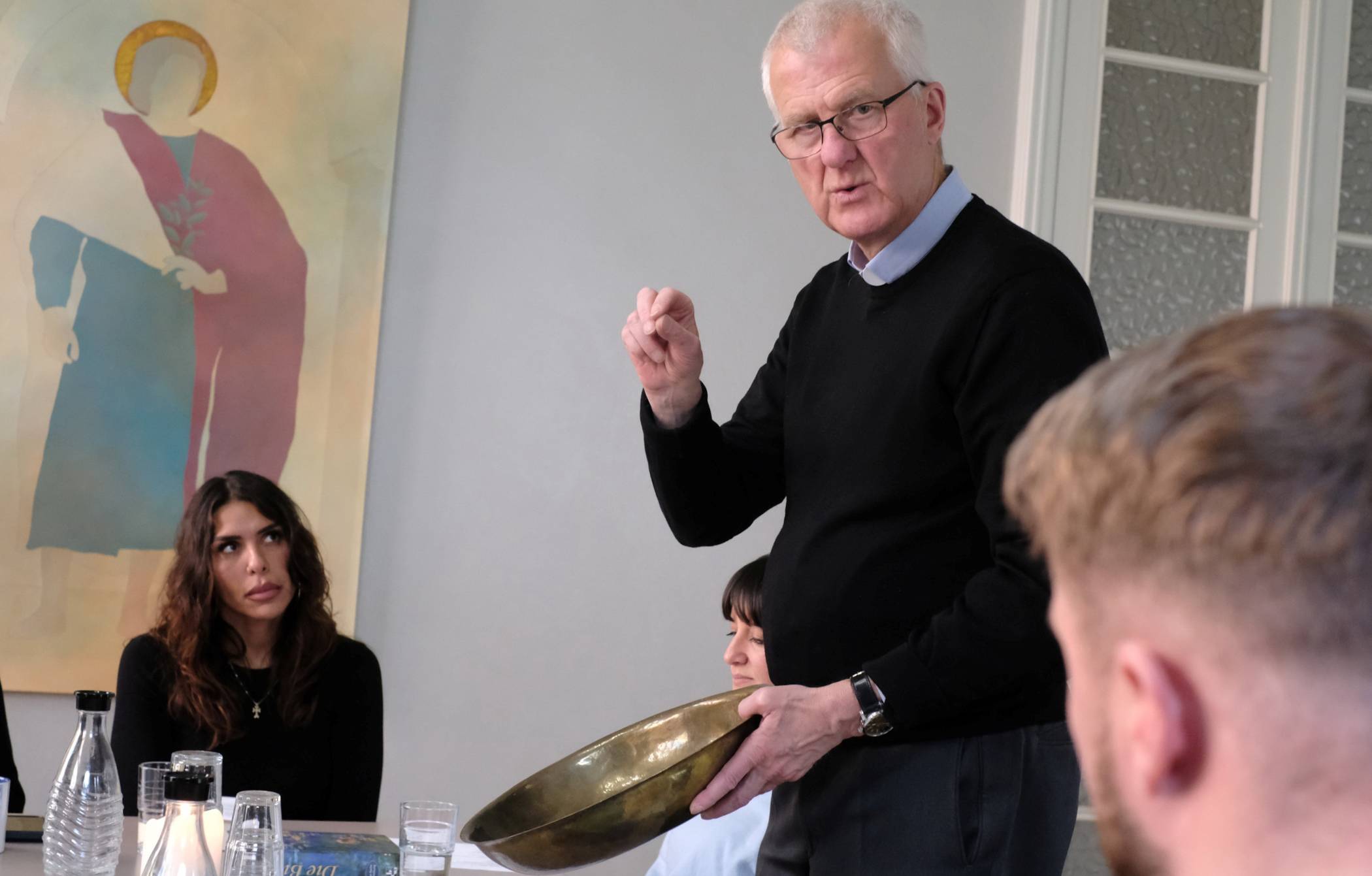  Das Taufbecken in der Osternacht wird deutlich größer sein, aber die kleine Version reicht Pfarrer Kurth zur Veranschaulichung. 