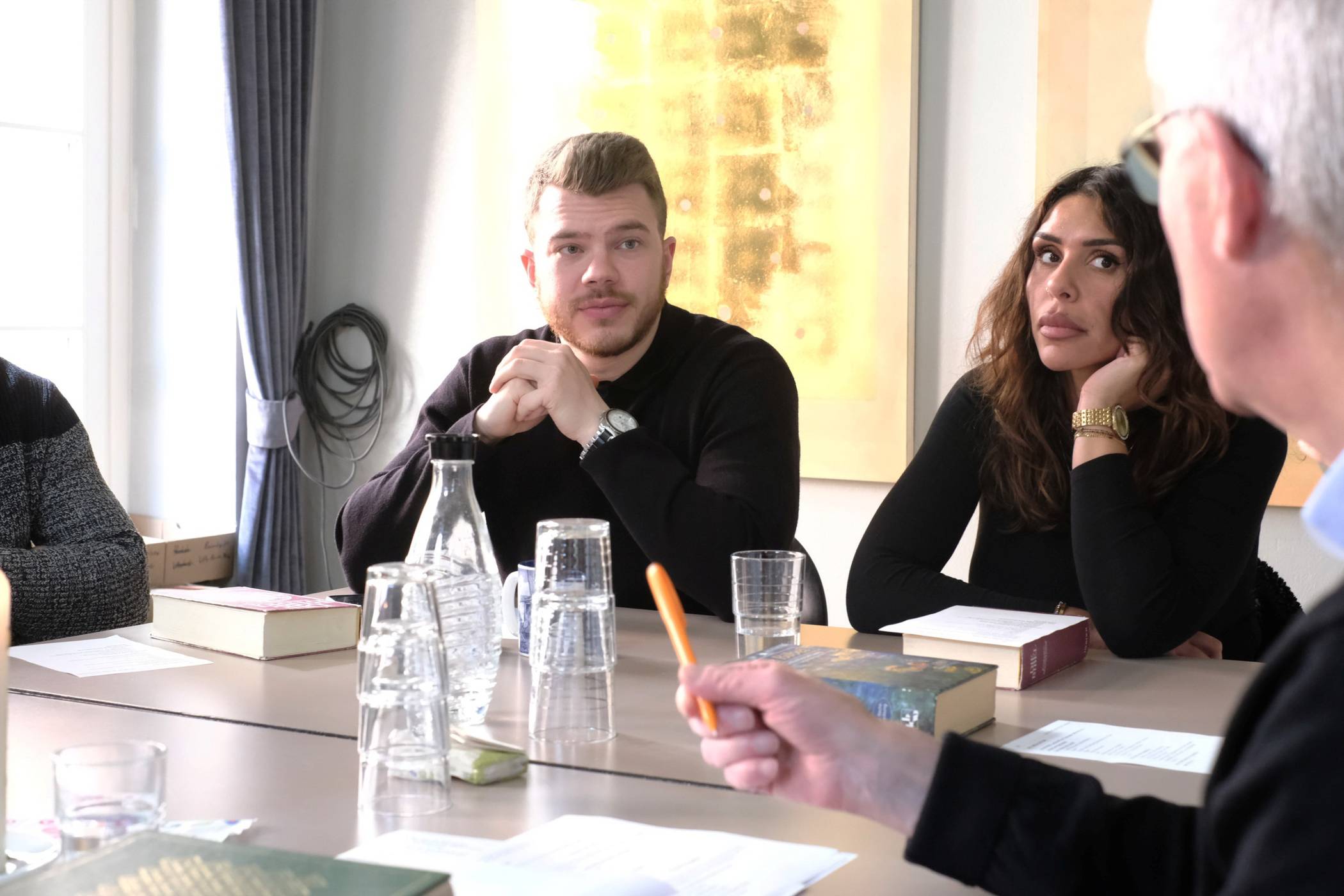  Pfarrer Bruno Kurth erklärt den Taufbewerbern den Ablauf der Osternacht. 