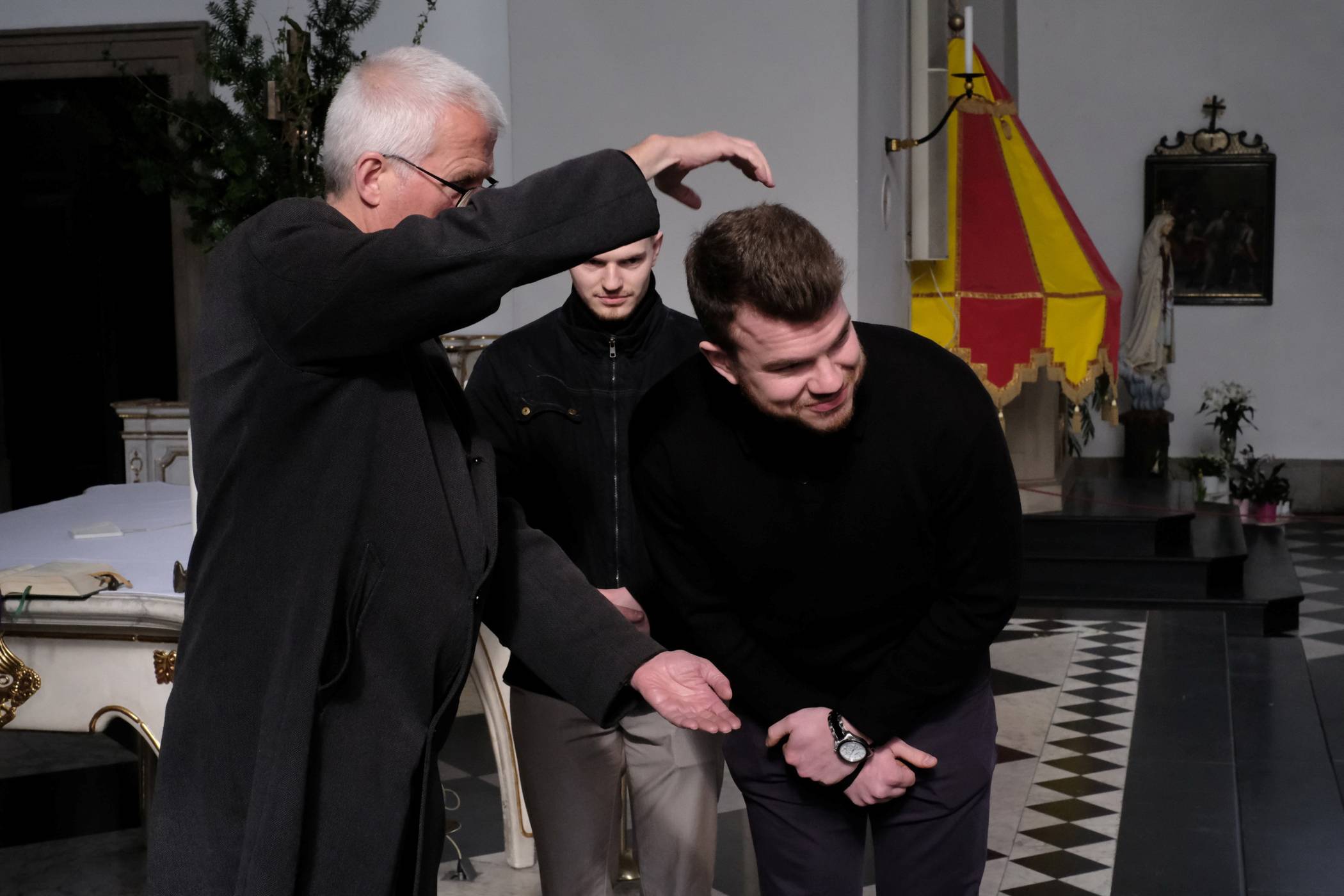  Die Trockenübung zur Taufe findet Ruben noch amüsant. 