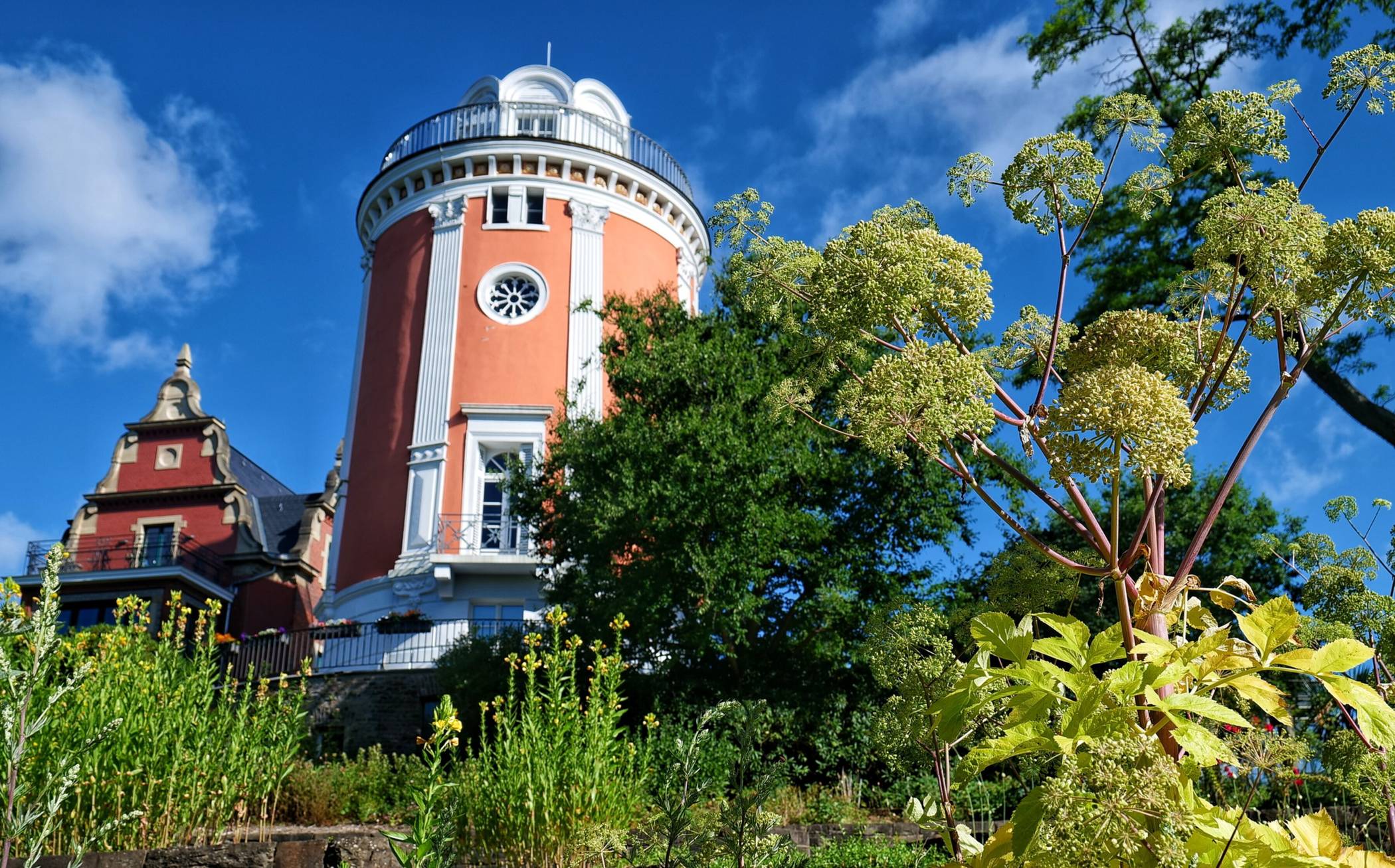  Der Botanische Garten mit der Villa Eller und dem Elisenturm. 