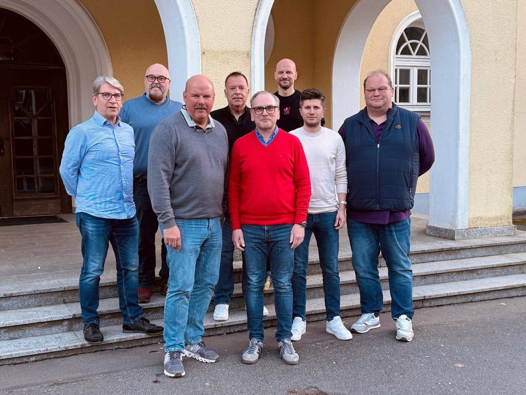  Von li.: Bernd Gläßel, Ralf Bartsch, Dirk Polick, Jens Klein, Andreas Mucke, Marc Schulz, Benedikt Post und Heimo Schlitter. Es fehlt Christian Wimmer. Es fehlt Christian Wimmer, der digital zugeschaltet war. 