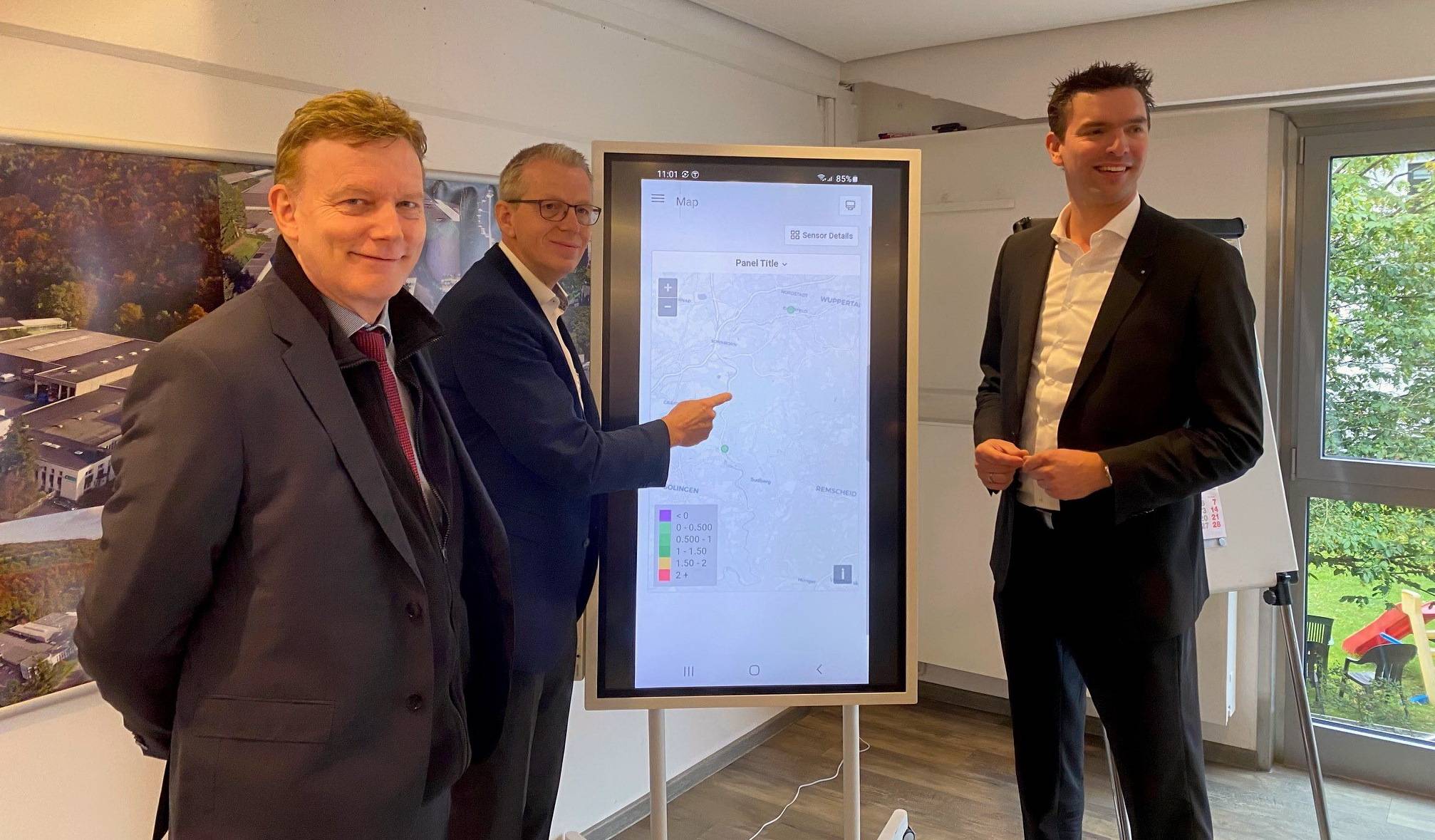  Dr. Andreas Groß (Mitte) mit IHK-Hauptgeschäftsführer Michael Wenge (li.) und IHK-Präsident Henner Pasch (Archivbild). 