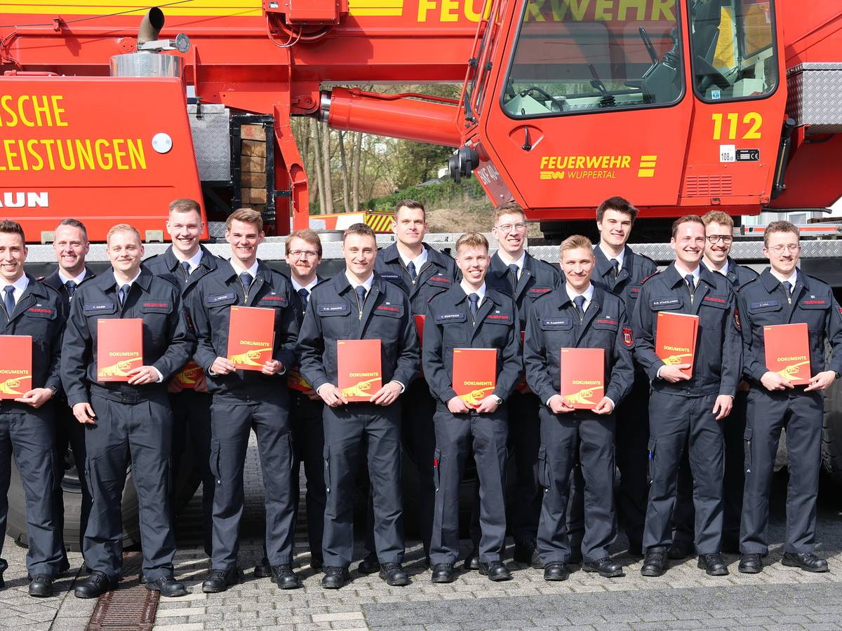 Feuerwehr begrüßt neue Brandmeister und Auszubildende
