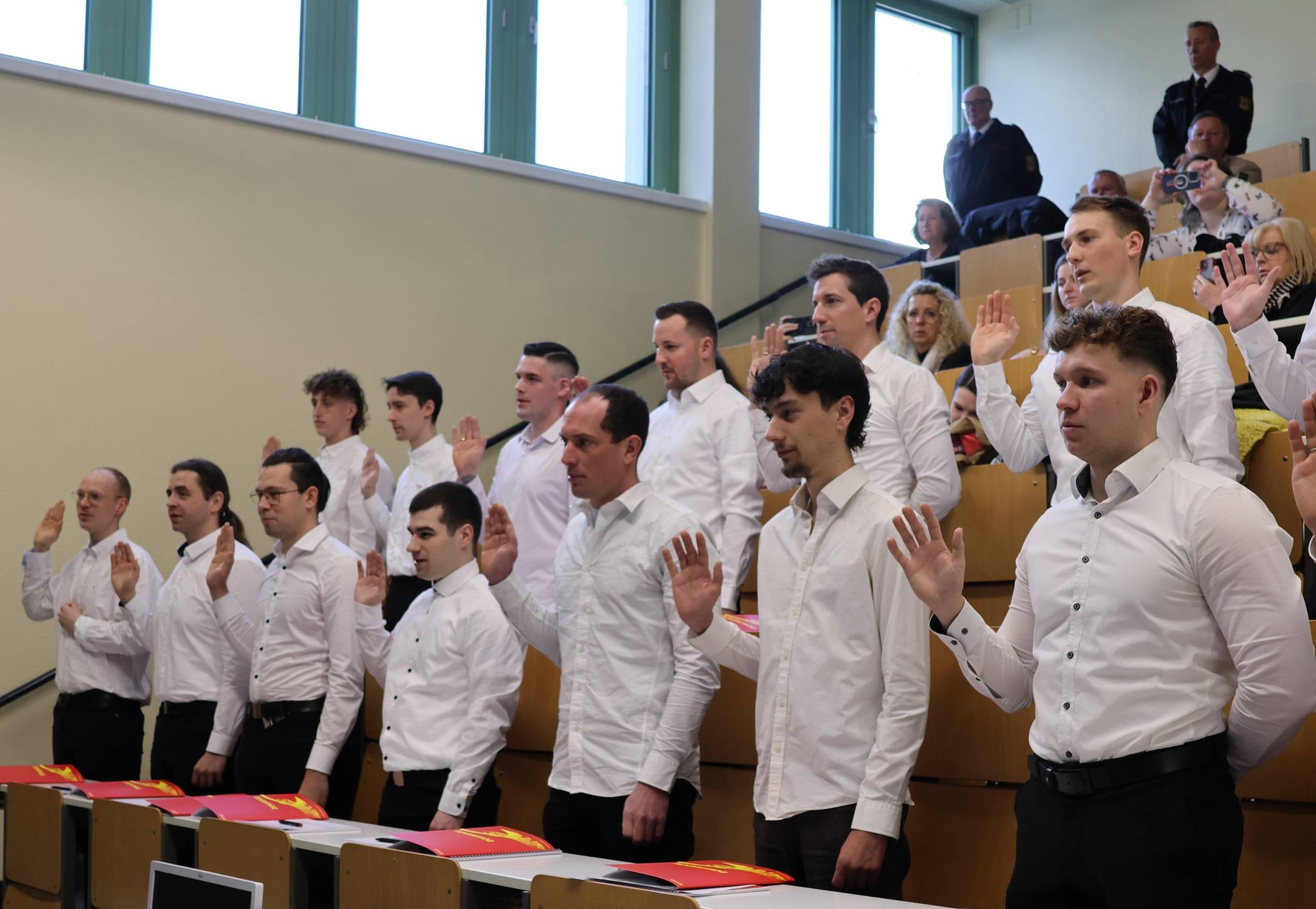 Die Auszubildenden legen den Eid auf die Verfassung der Bundesrepublik Deutschland ab.