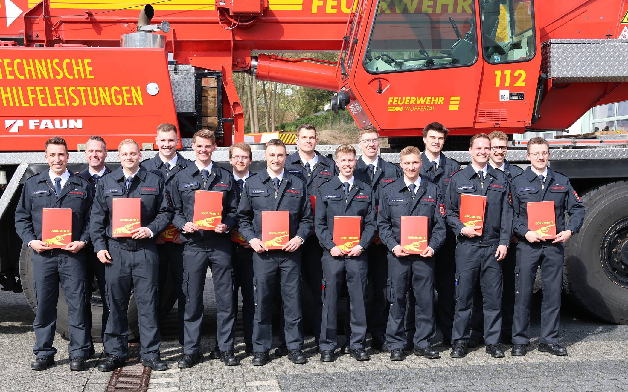 Die neuen Brandmeister vor dem Kran