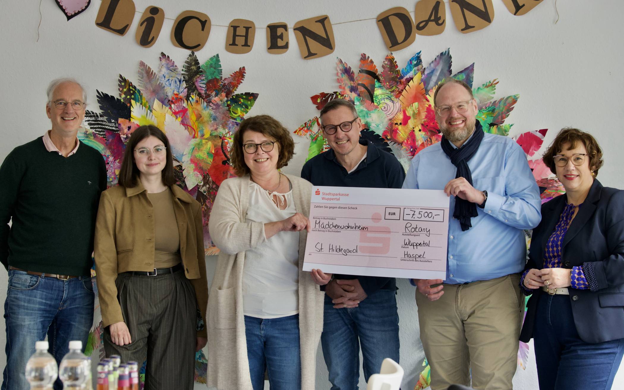 Die symbolische Scheckübergabe.