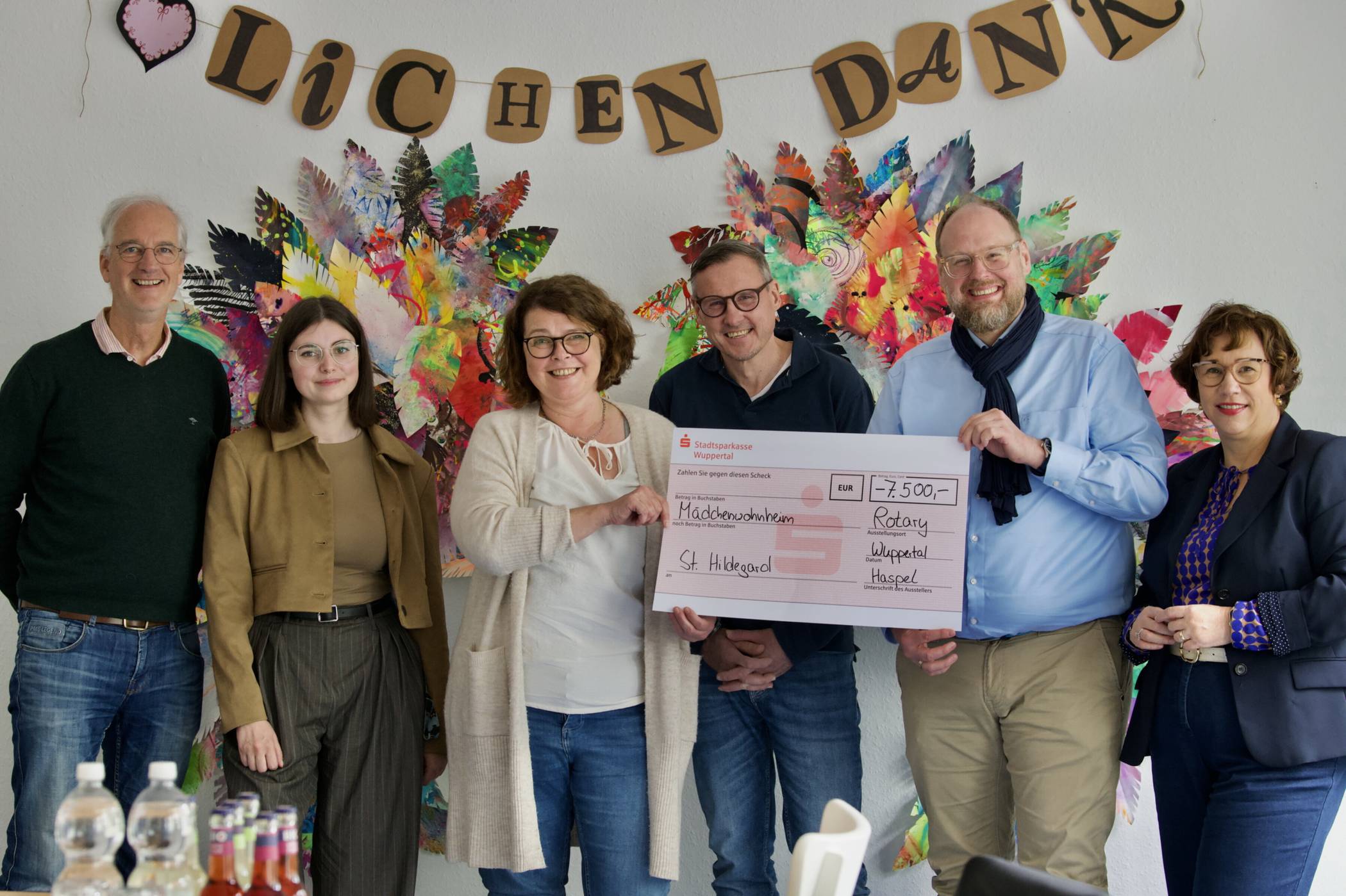 Die symbolische Scheckübergabe.