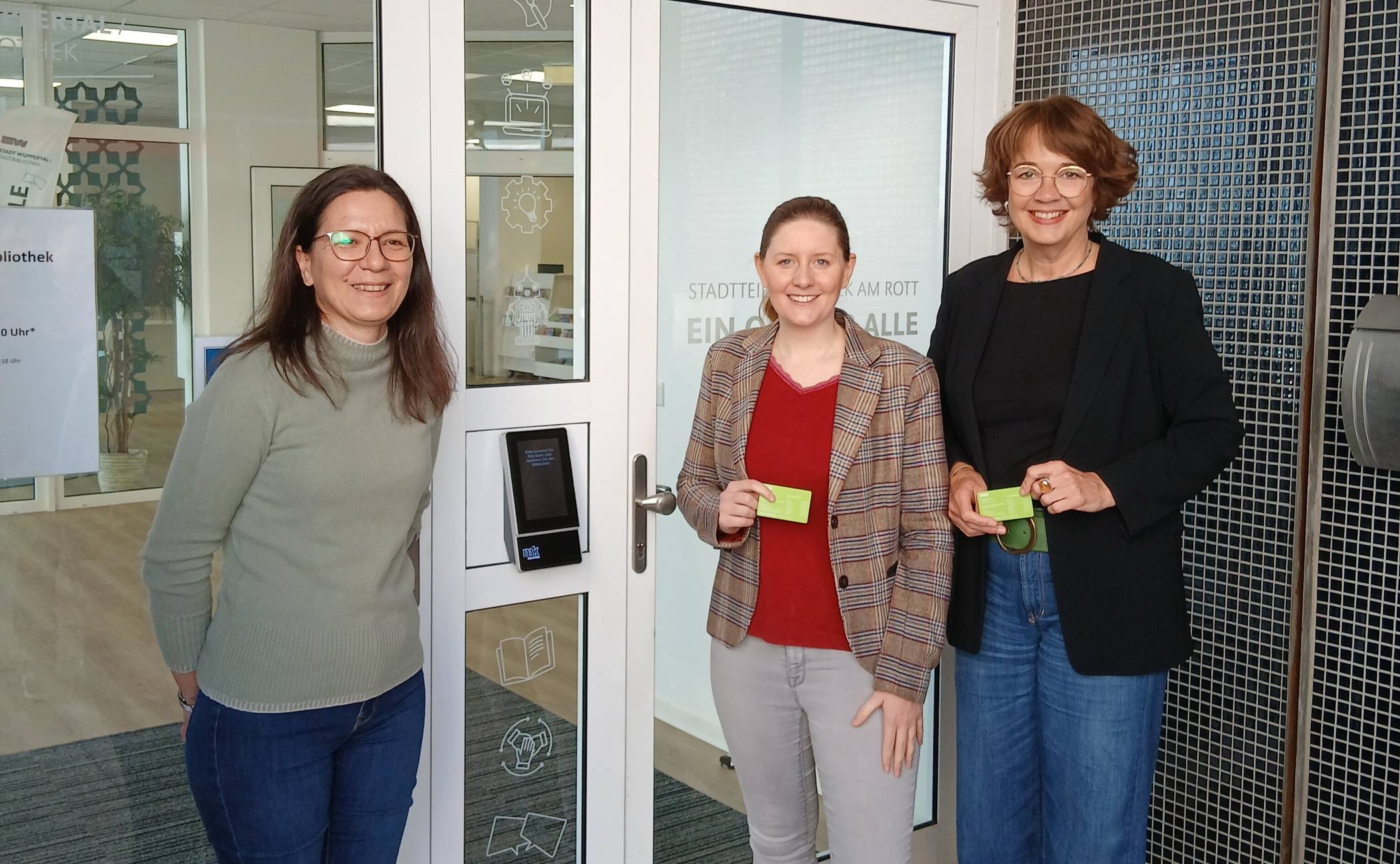  Der Bibliotheksausweis wird am Rott zum Türöffner: Oberbürgermeisterin Miriam Scherff (Mitte) eröffnet die erste „Open Library“ der Stadtbibliothek Wuppertal.  