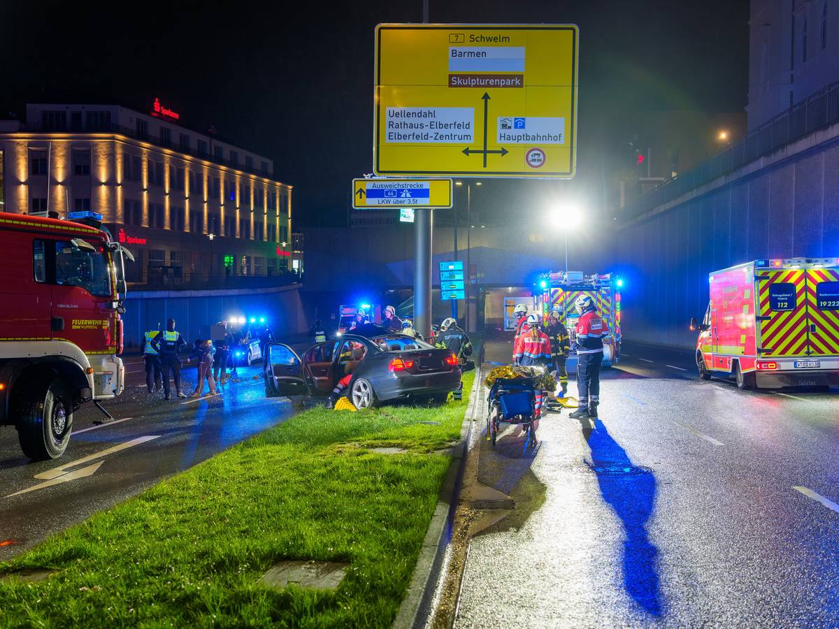BMW prallt gegen massiven Schildermast