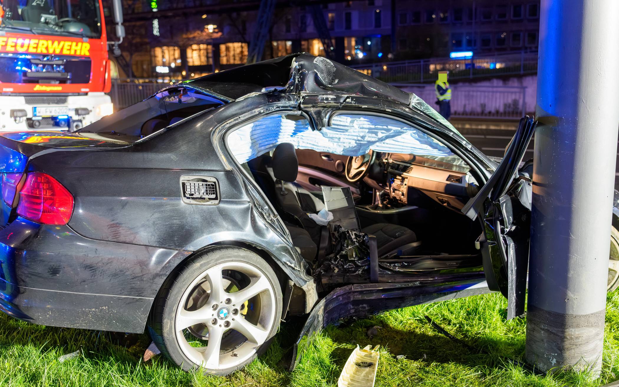 Bilder: BMW prallt in Wuppertal gegen Schildermast