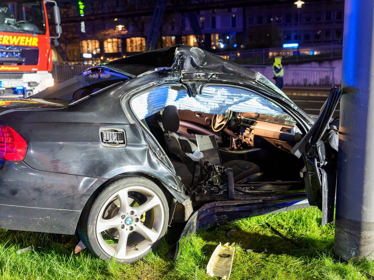 BMW prallt gegen Schildermast
