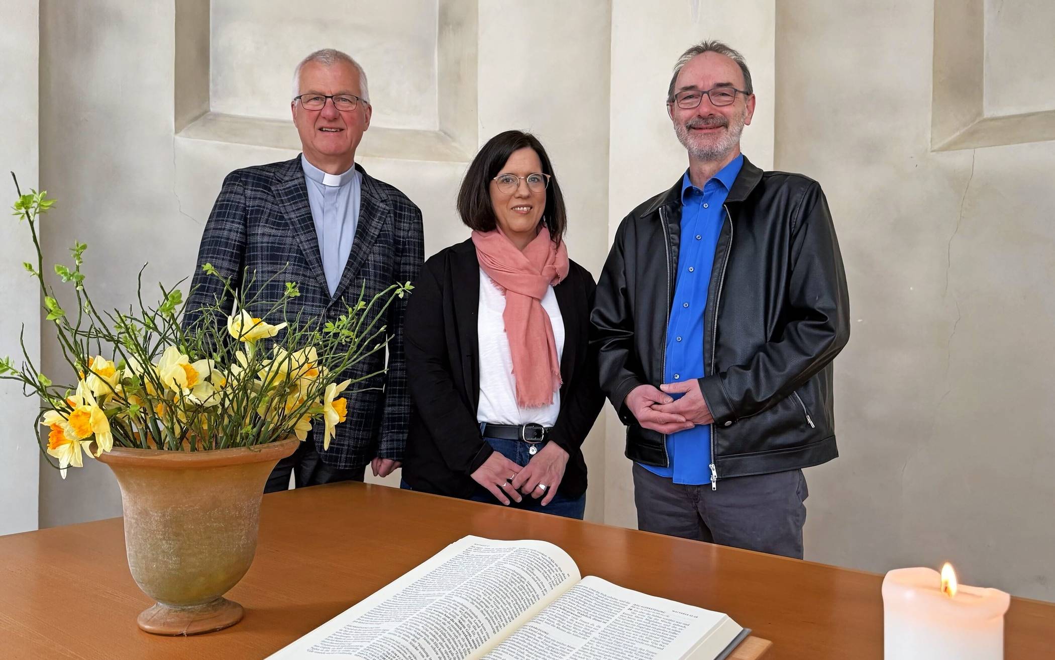   Bruno Kurth (links),      Katharina Pött und  Jochen Denker in     der City-Kirche am Kirchplatz.  