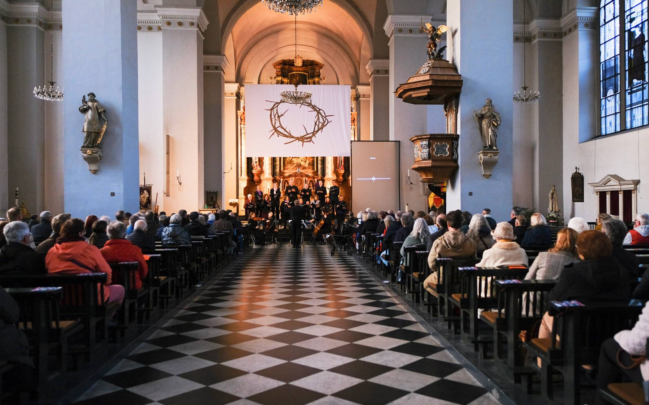 Blick in die St. Laurentiuskirche beim Passionskonzert.   